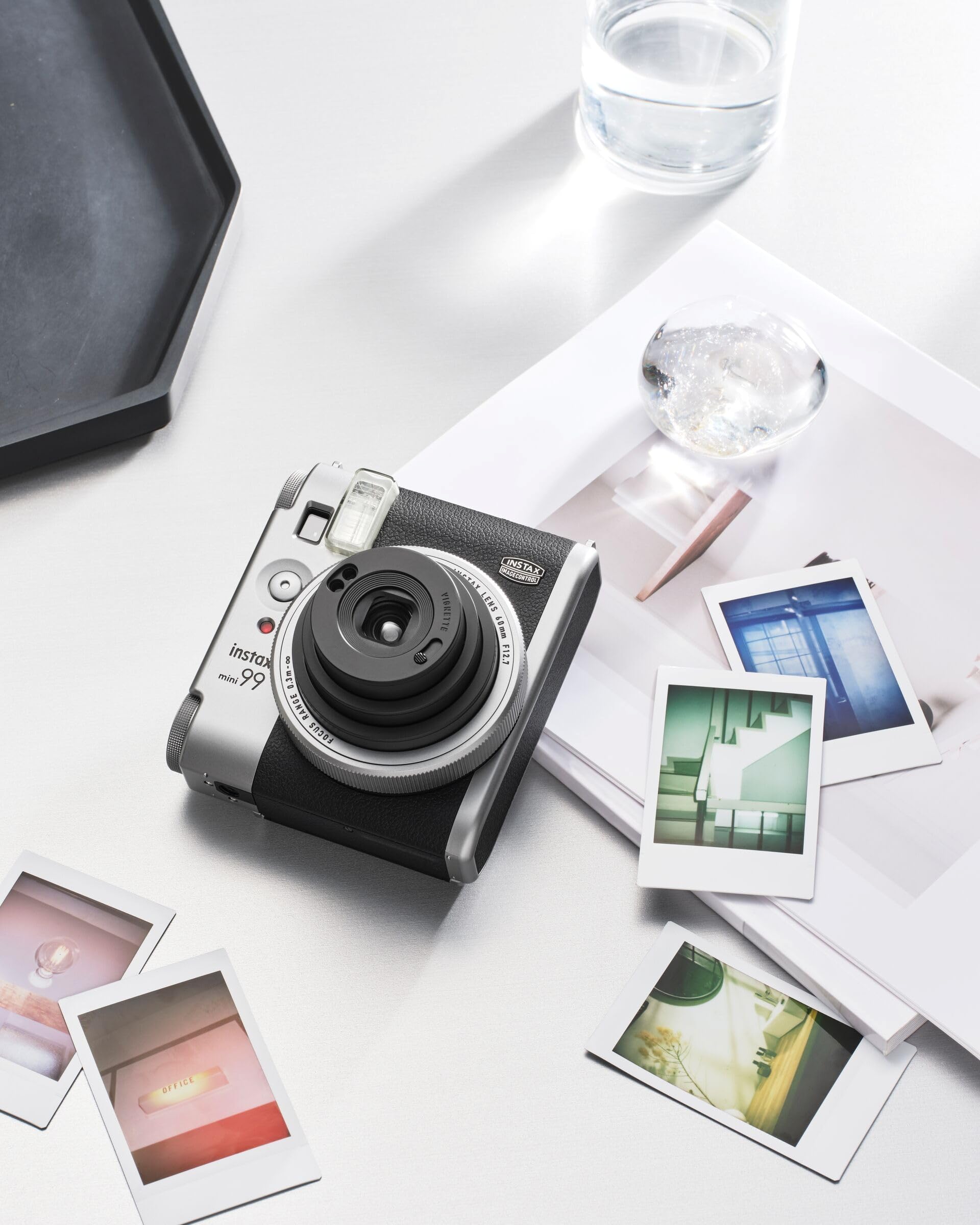Un Appareil Photo instantané Instax Mini 99, avec Effets Couleur, contrôle de luminosité, Modes Paysage/Normal/Macro, utilise la pellicule Instax Mini. Finition argentée