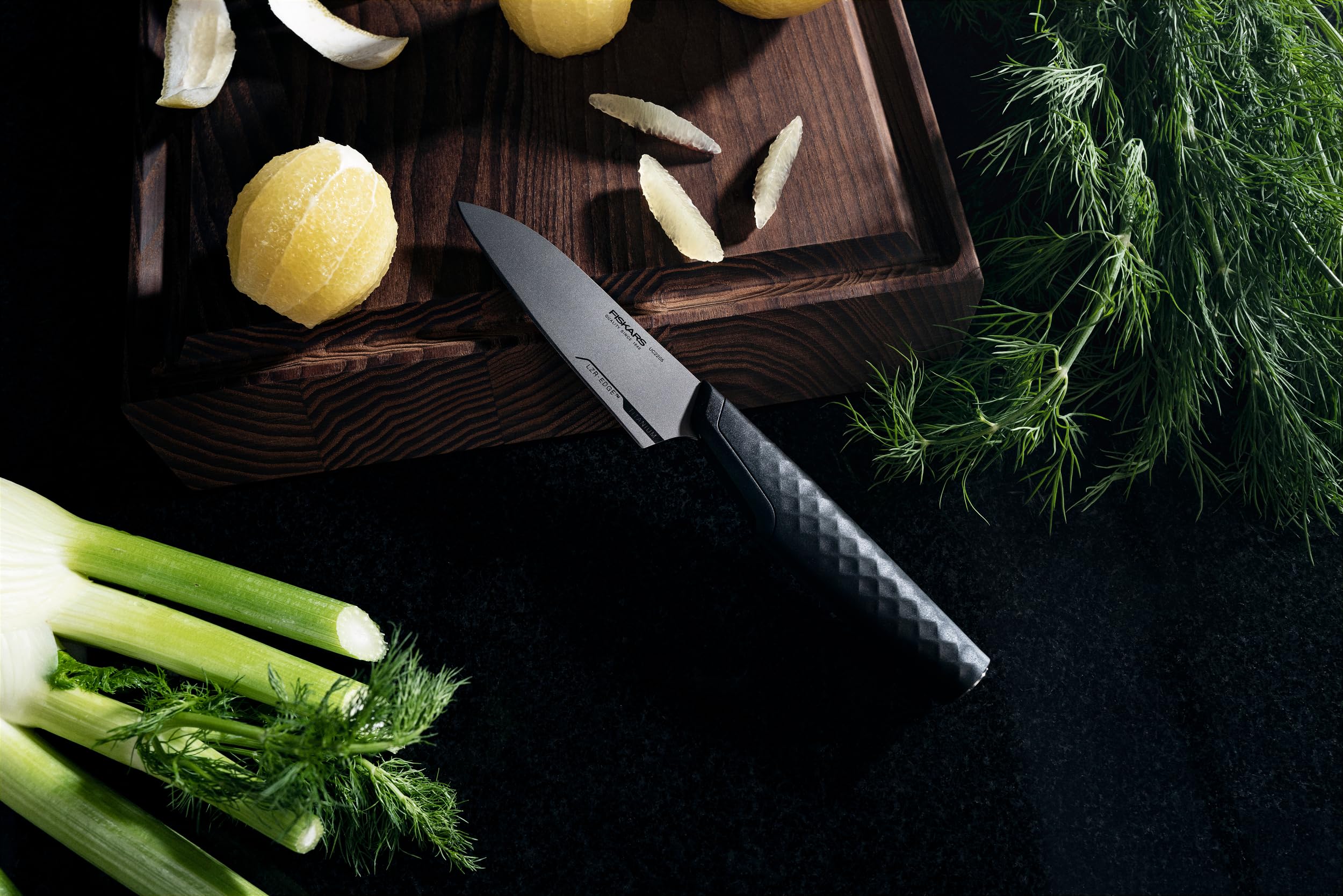 Fiskars Taiten Titan-Kochmesser, Klingenlänge 13 cm, Kleines, ultraleichtes Universalmesser mit LZR-EDGE-Technologie für 4x längere Schärfe, Ergonomischer Griff, Titan, Schwarz, 1066837