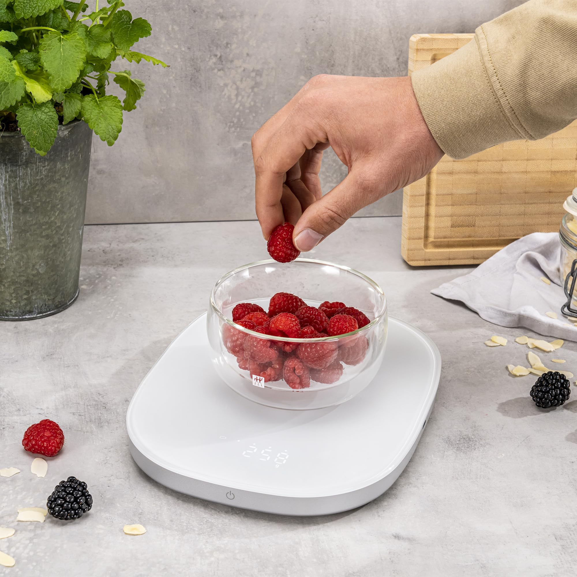 ZWILLING Enfinigy - Báscula digital 2 en 1 para cocina, estación de carga inalámbrica, peso máximo de 22 libras, gramos y onzas, precisión de 0.1 gramo, color blanco
