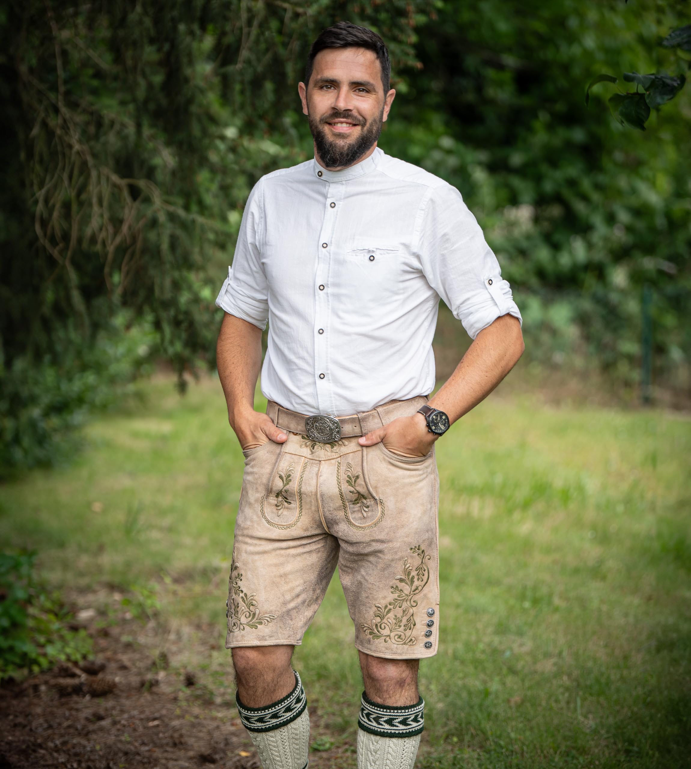Schöneberger Trachten Couture Herren Lederhose kurz, Original Antik Wildbock Trachtenhose für Oktoberfest, grüne Stickereien, Franz