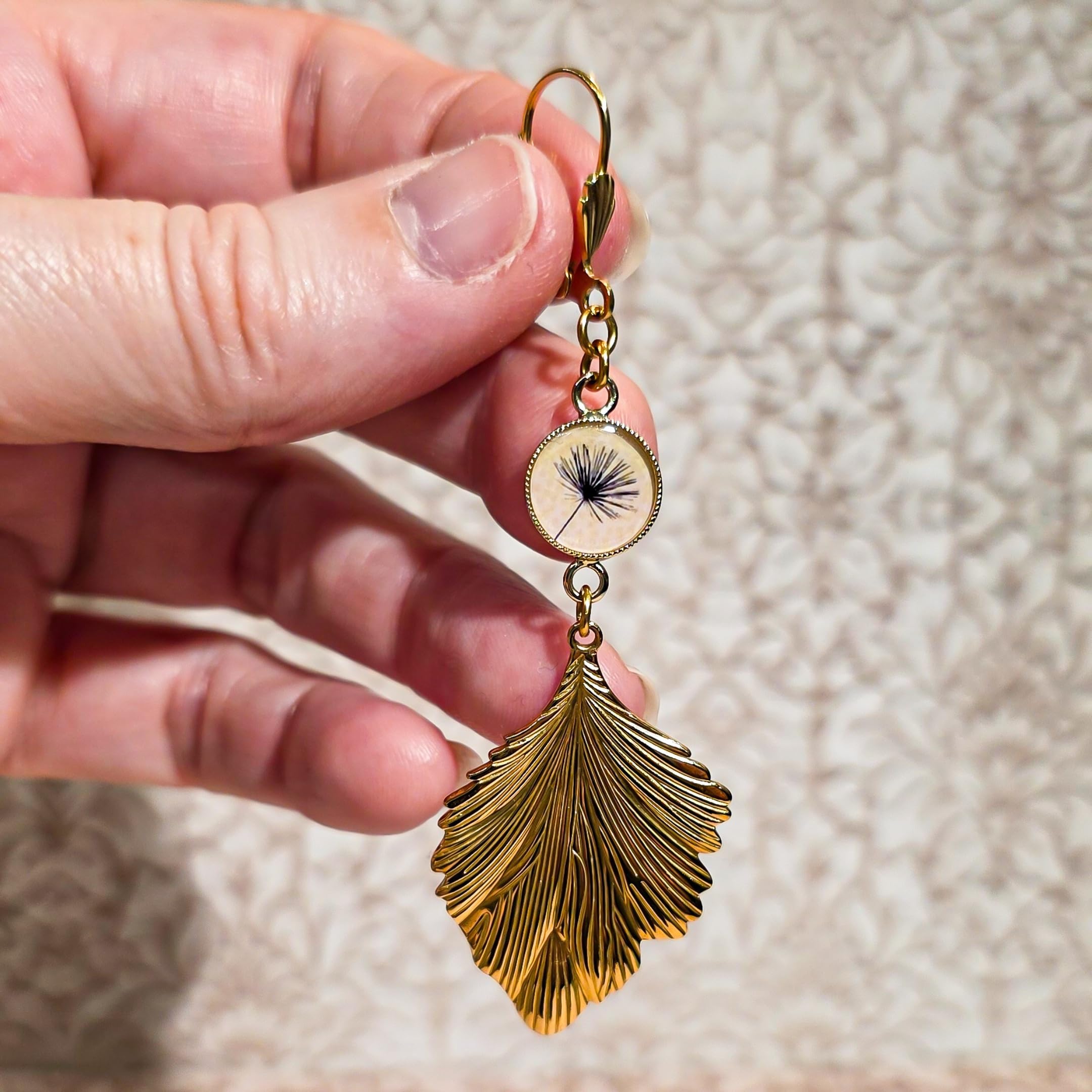Orecchini a foglia in resina, ottone placcato oro, acciaio inossidabile, color beige e nero (dente di leone)