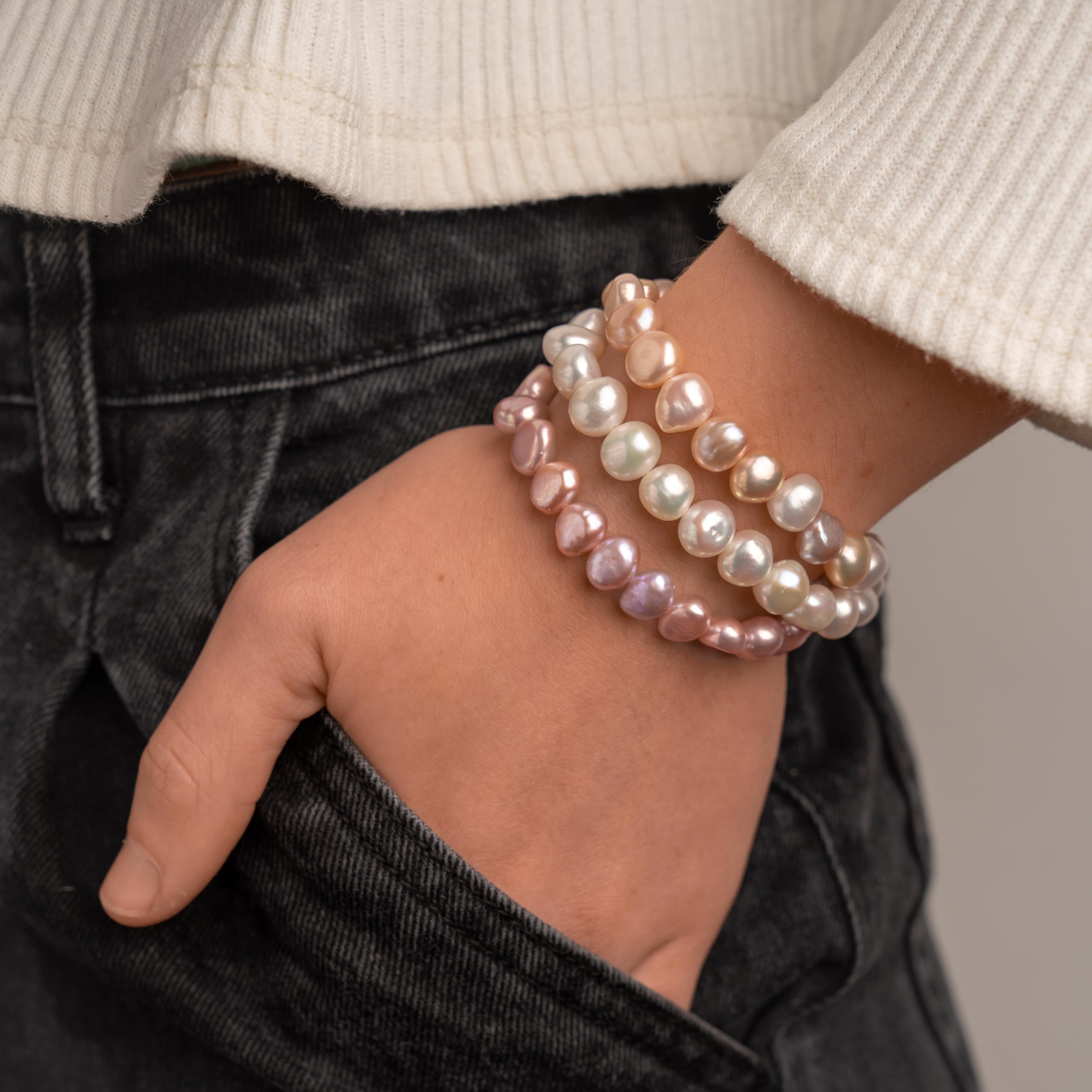 Secret & You Perlenarmband mit weißen oder bunten barocken Süßwasserzuchtperlen - Perlen sind 8-9 mm 22 Perlen insgesamt -18cm Elastisches Band - In verschiedenen Farben erhältlich