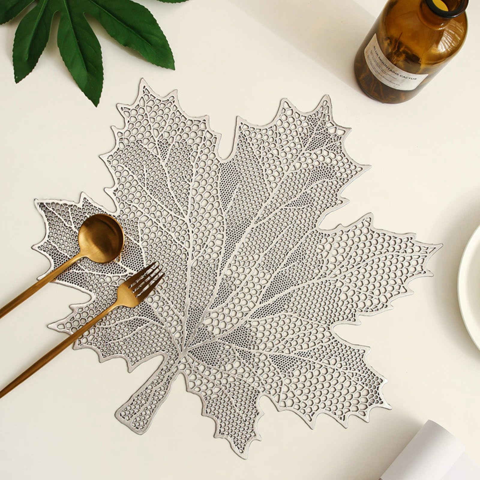 Juego de 6 manteles individuales de estilo americano con diseño de hoja de arce vacío, manteles individuales de PVC antideslizantes para restaurantes, color plateado, 41 x 44 cm