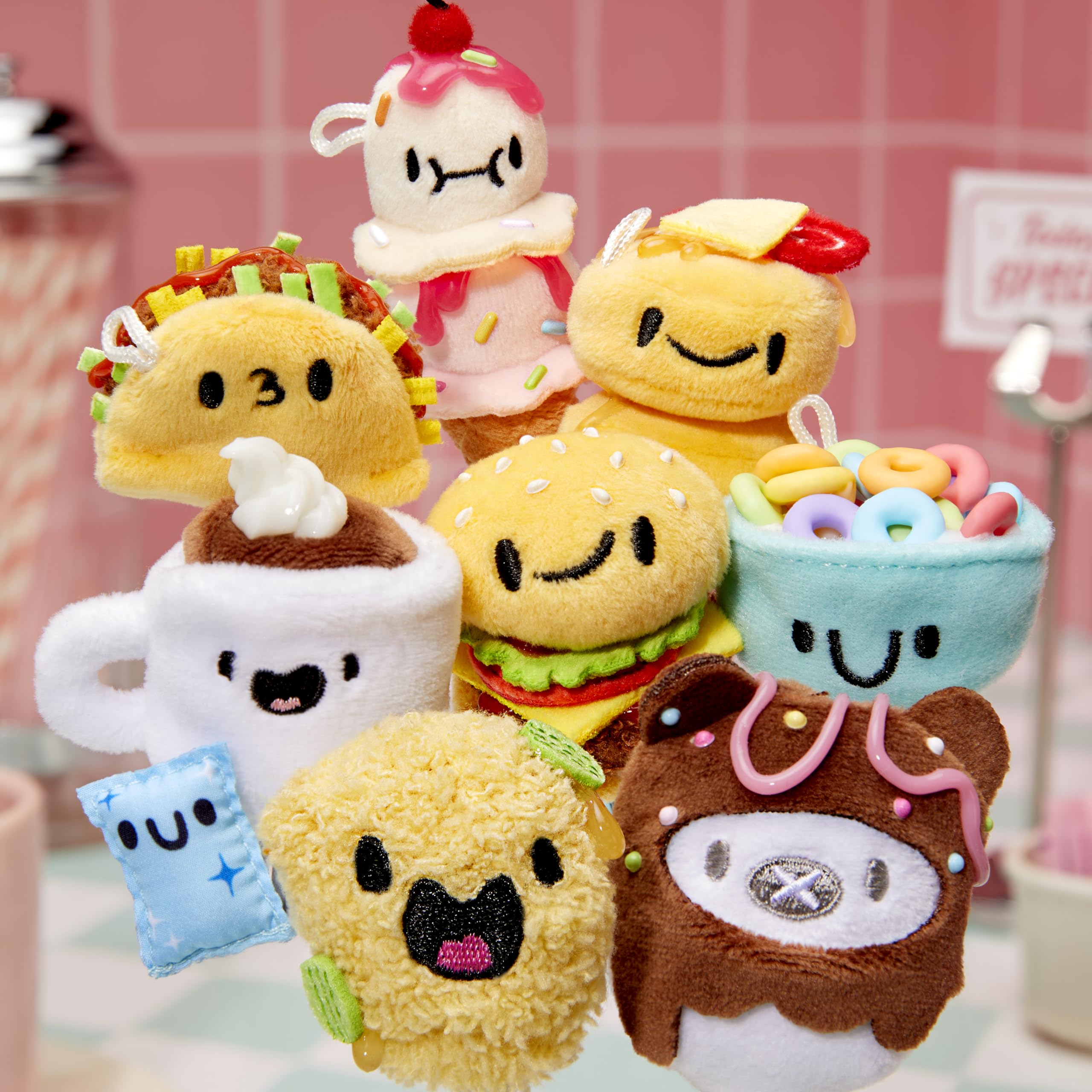 MGA’s Miniverse Make It Mini Plush – Zestaw do samodzielnego wykonania pluszowych zabawek o tematyce kulinarnej z klejem samoutwardzalnym i breloczkiem, 8 figurek kolekcjonerskich, dla dzieci od 8 lat
