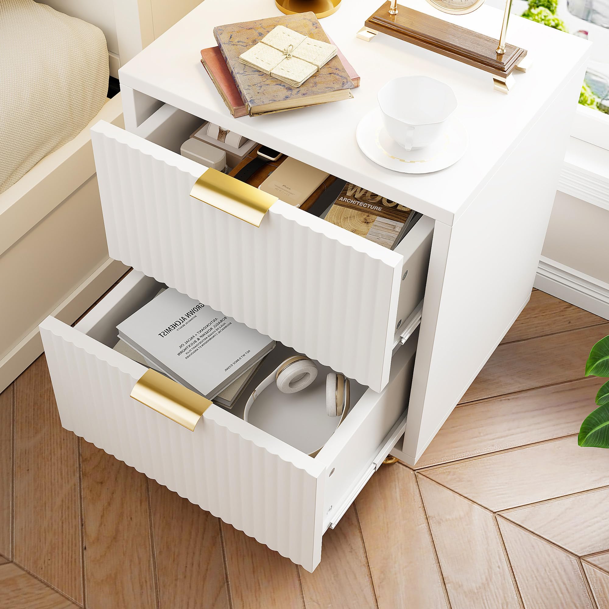 Juego de 2 mesitas de Noche, mesas Bajas con 2 cajones, Mesa Auxiliar con Patas y Asas Doradas, tocador Acanalado con diseño de Ola y cómoda Moderna, Mueble de Almacenamiento (Blanco, 40 x 40 x 55)