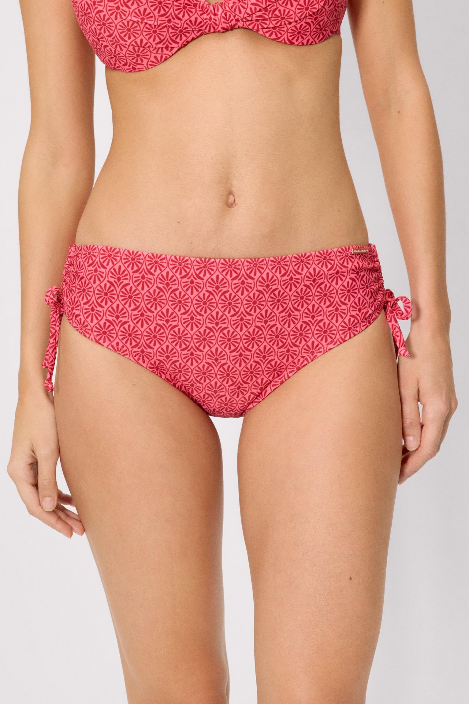 YSABEL MORA. Braga Bikini Moldeadora Midi. Control Ligero en Abdomen Inferior. Laterales Ajustables con Lazada para Ajuste Personalizado. Modelo.Colección Cherry.