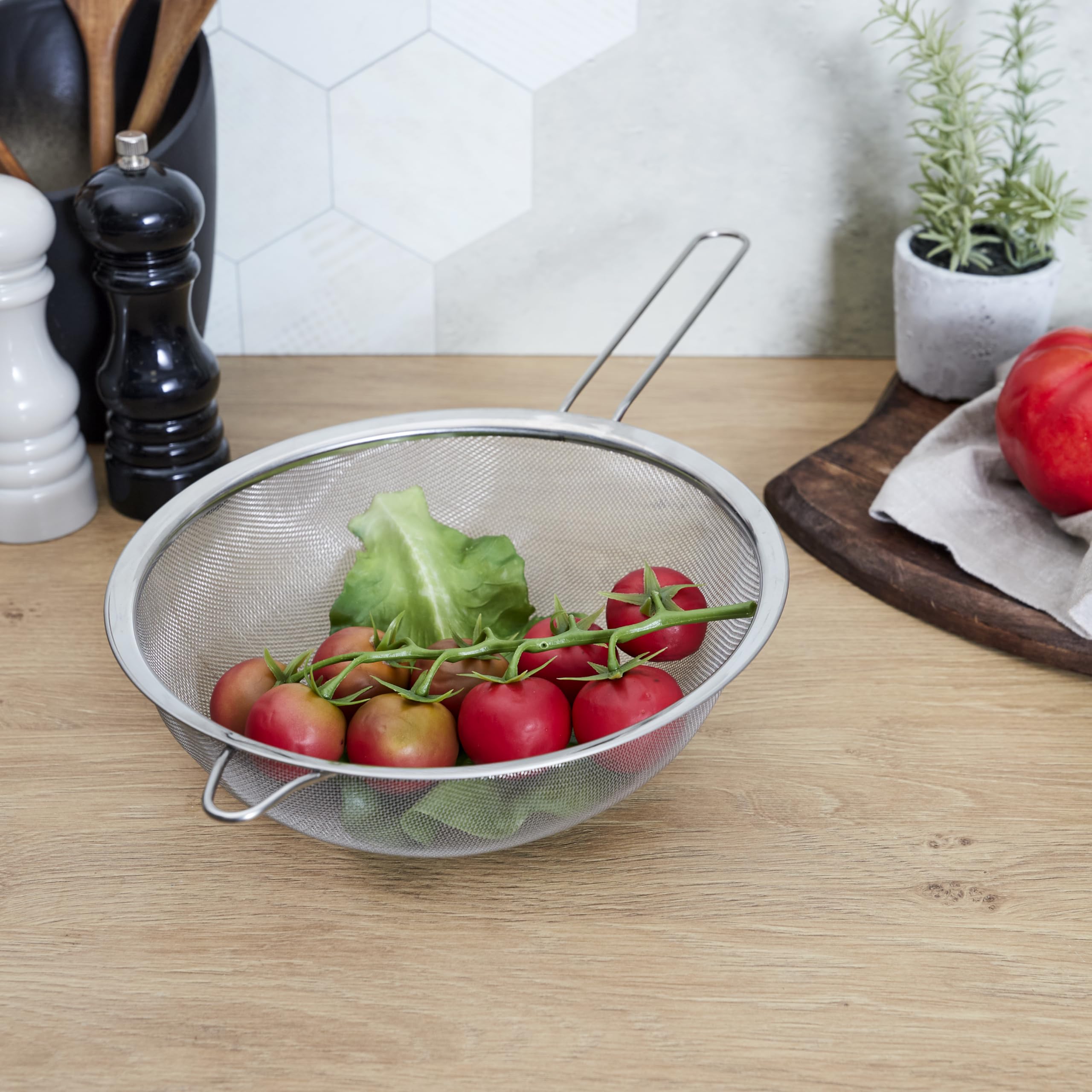 COOK CONCEPT, KU6763, Sitko ze stali nierdzewnej 24 cm, Praktyczne i eleganckie naczynie kuchenne, Idealne do owoców, warzyw i sosów, Łatwe w czyszczeniu, Srebrne