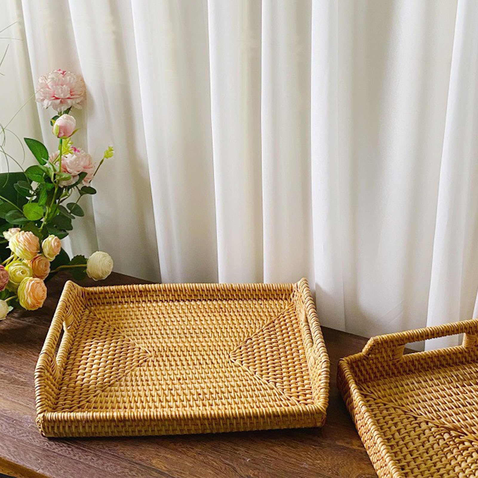 Nikou Vassoio rettangolare in rattan, 34 × 25 × 4 cm, con manici, vassoio decorativo in vimini, per colazione, bevande, snack, cibo o tavolino da caffè
