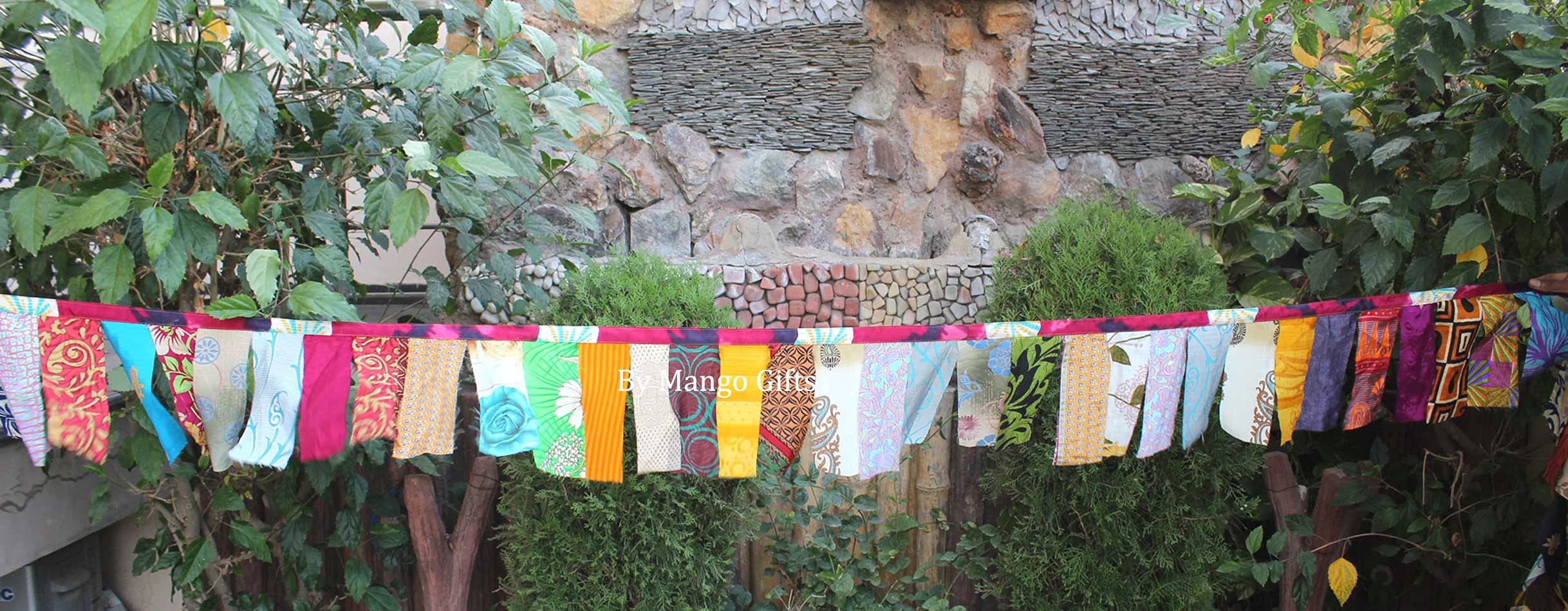 Fanions multicolores fait à la main en sari recyclé Mango Gifts d'exception