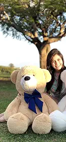 Urso Gigante Pelúcia Grande Teddy 1,10 Metros Doce de Leite com Laço Azul Macio e Fofo para Presentear ou Decorar Encanta Crianças e Adultos com seu Charme e Tamanho