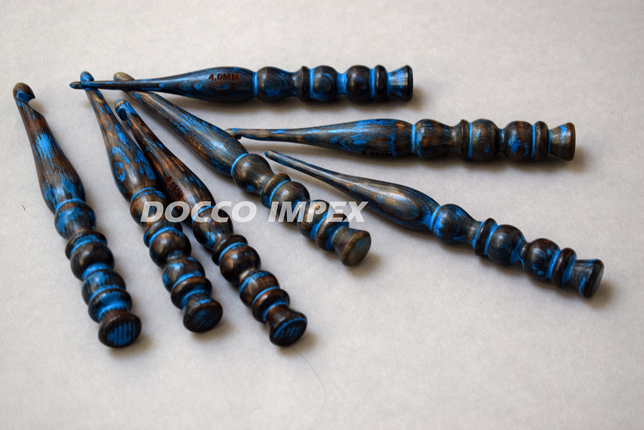 DOCCO IMPEX Set di 7 uncinetti ergonomici in legno fatti a mano, per mani artritiche, dimensioni da 4 mm a 10 mm, con incisione, aghi per filati e accessori per uncinetto, strumento per filato (blu