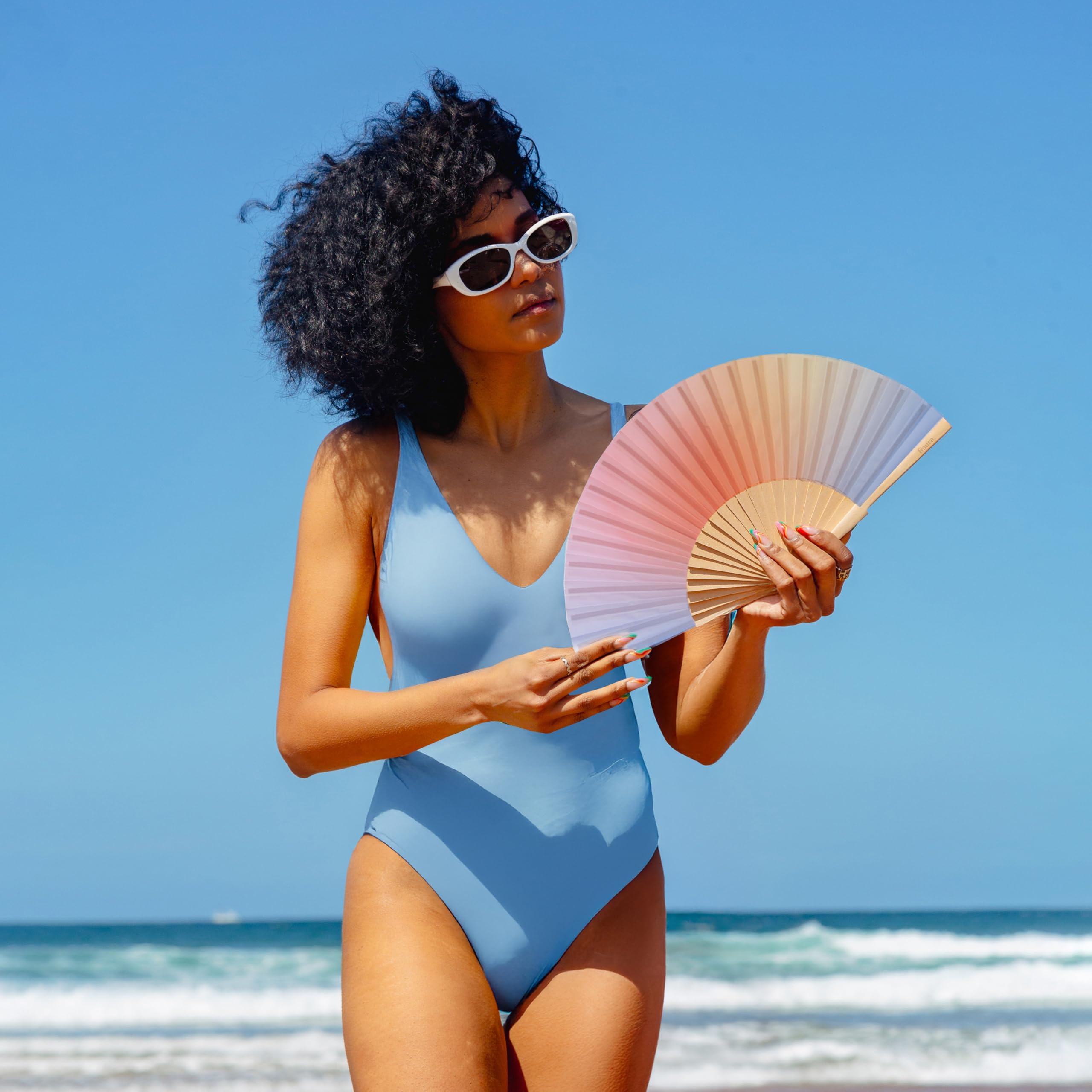 Fisura – Abanico original con estampado de ondas y rayas. Abanico de madera moderno y colorido. Ventilador de mano rosa y verde. Colgador incluido. (Degradado, azul y naranja)
