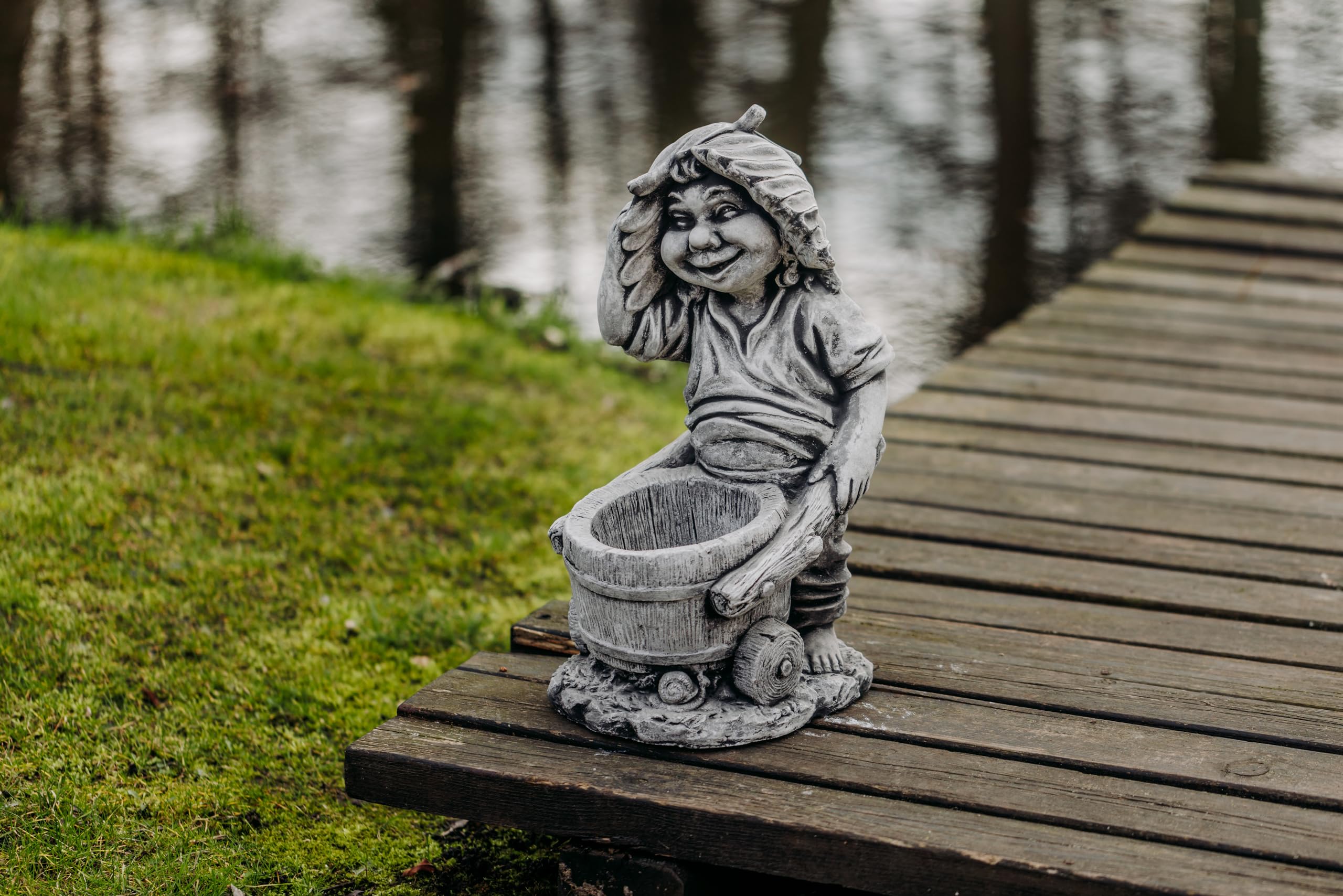 gartendekoparadies.de Gnom mit Schubkarre, Steinfigur Wichtel, H. 50 cm, 23 kg, Grau, frostsicher aus Steinguss für Außenbereich