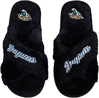 Vista 29 de FOCO Pantuflas deslizantes cruzadas mullidas con logotipo de texto del equipo NFL para mujeres