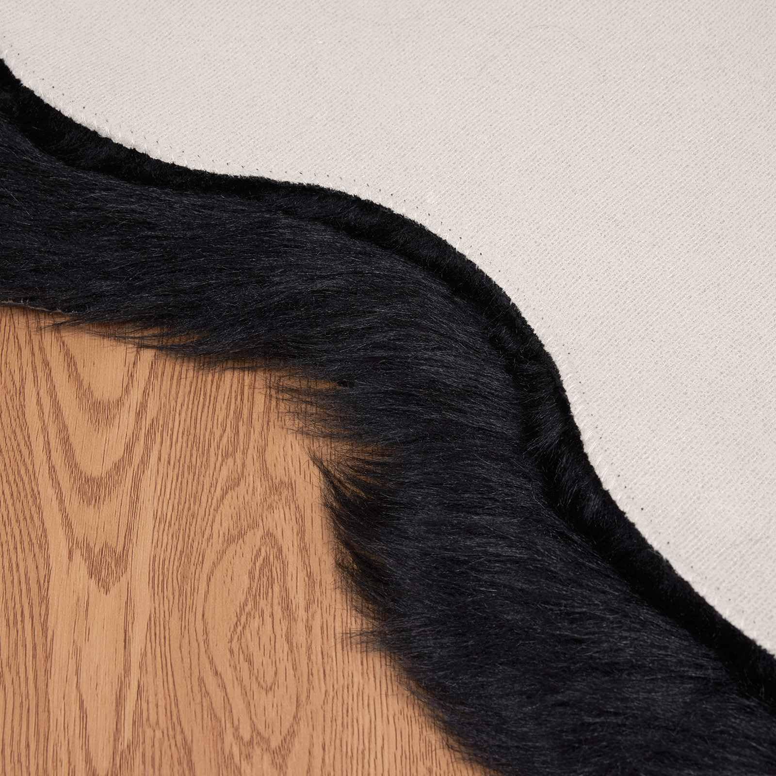 Tappeto in Finta Pelle di Pecora Nero 80x120 cm Per Interni | Morbido scendiletto sagomato a pelo lungo per soggiorno e camera da letto, dona calore alla casa.