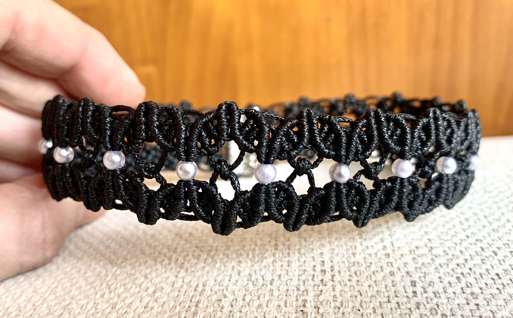 Gargantilla macramé, choker negra con perlitas hecha a mano con cadenita para ajustar