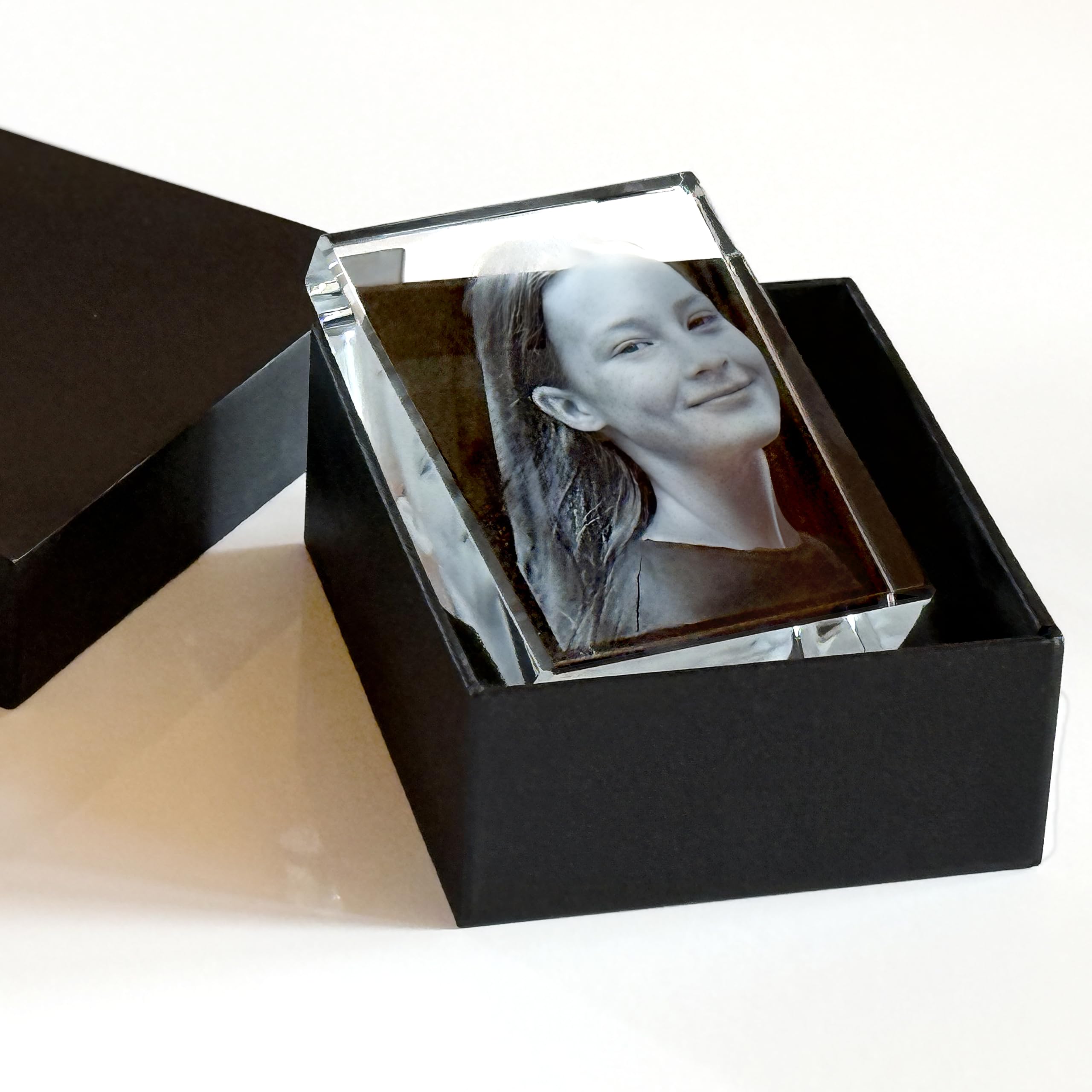 contento - 2D Glasfoto personalisiert - Foto in Glas gelasert, Kristallfoto mit LED Leuchtsockel, Geschenk für Familie, Geburtstag, Hochzeit (Kristall + Leuchtsockel, M Hochformat (10,5x8x3cm))