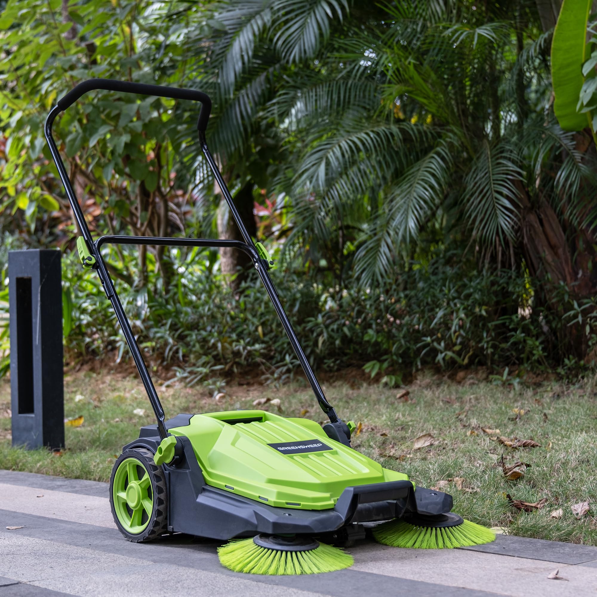 GreenSweep - Barredora manual de piso Walk Behind - Capacidad de 5 galones - Fácil almacenamiento - Uso en exteriores - Juego de cepillos adicionales resistentes