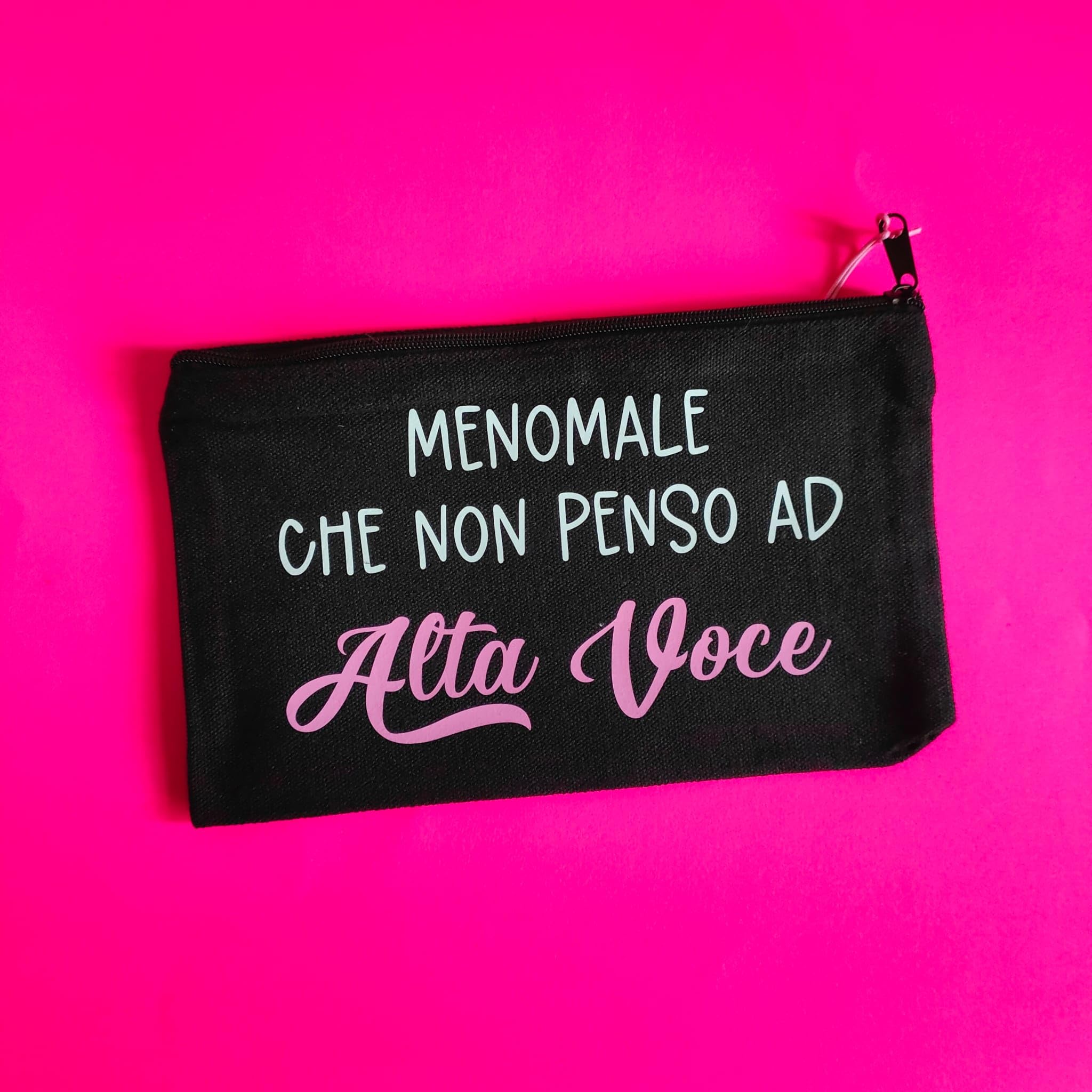 Pochette con scritta Menomale che non penso ad alta voce, astuccio con frase divertente