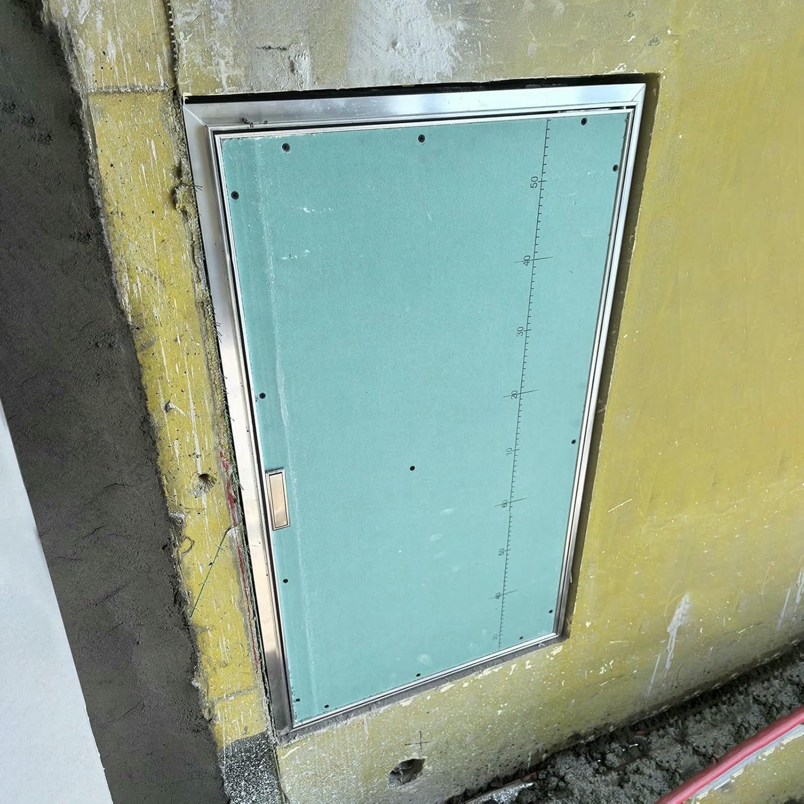 Grand panneau d'accès en plaques de plâtre encastré avec poignée intégrée
