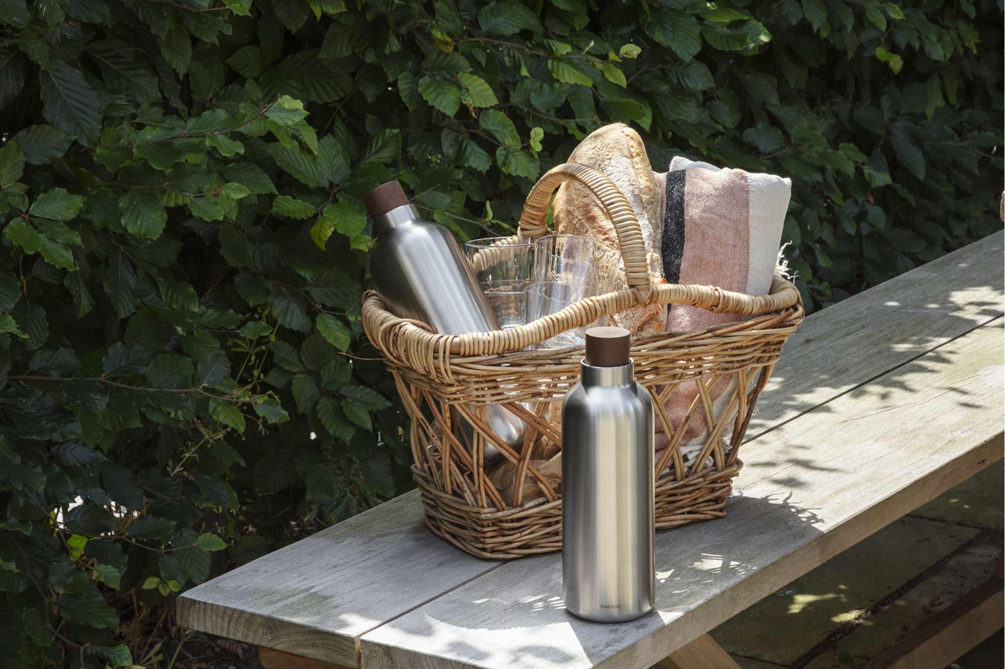 Eva Solo | Liquid Lounge Thermoflasche 1,0 L | Hält Getränke stundenlang kalt - optimal für sonnige Tage im Garten oder im Park | Brushed Steel