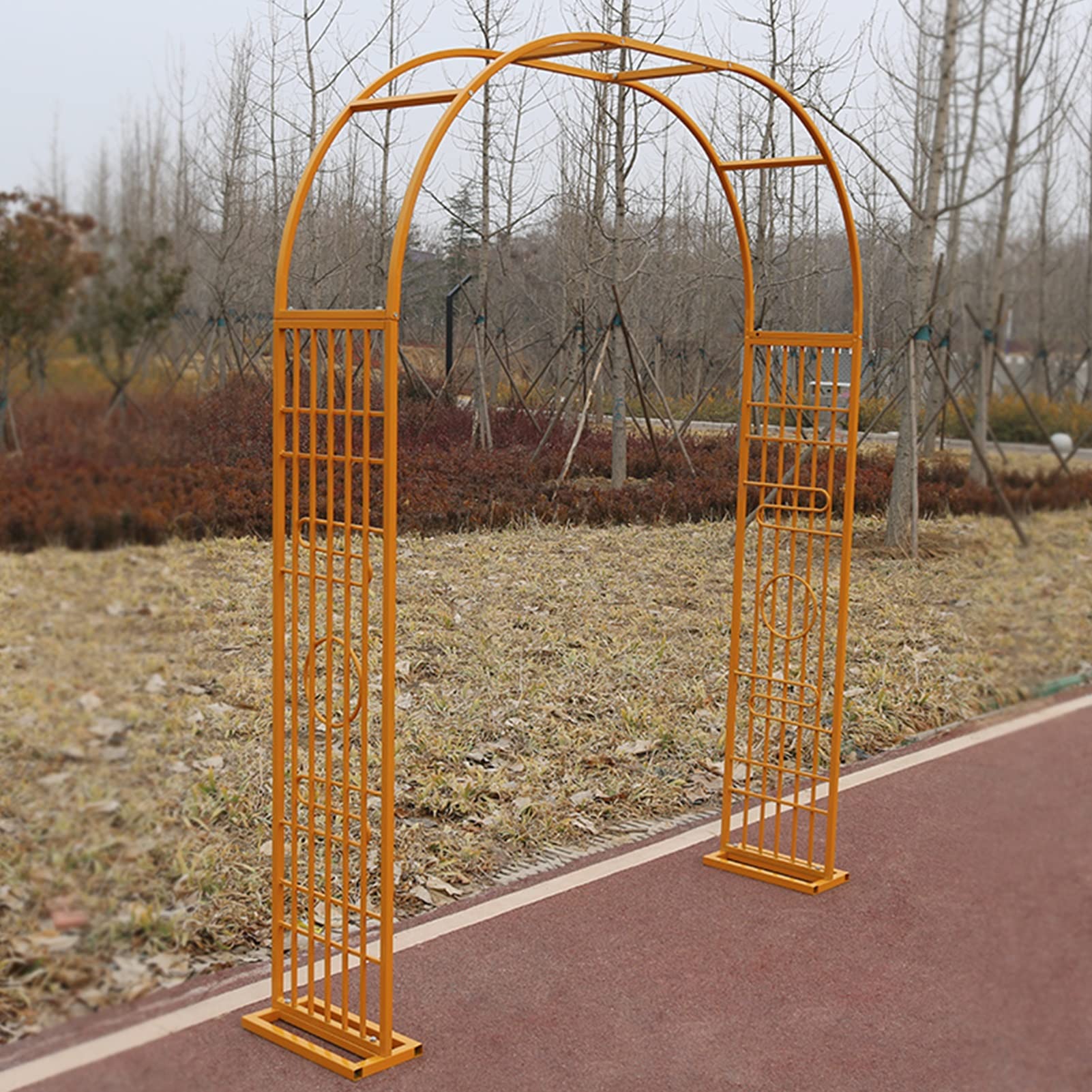 Arche de jardin dorée pour magnifier la floraison de vos rosiers