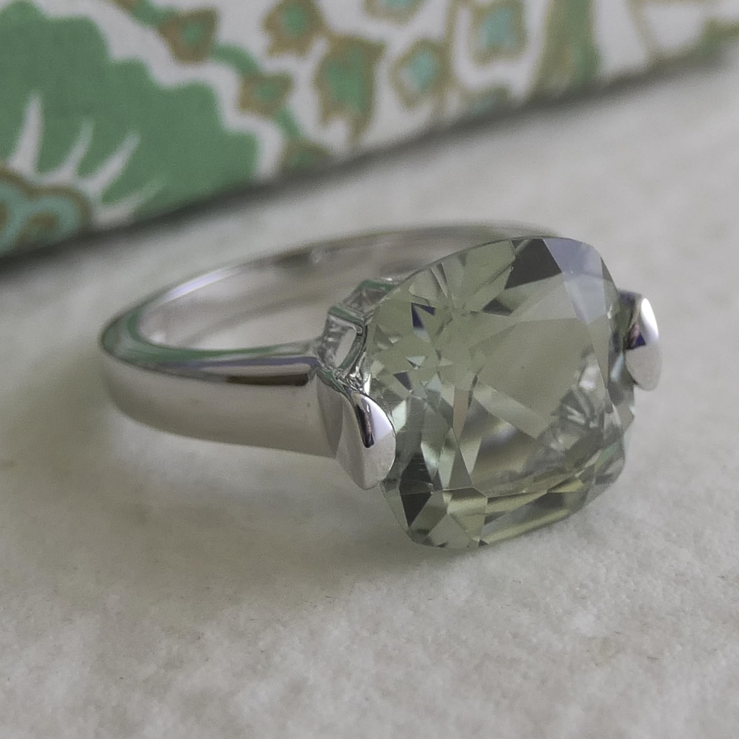 Anillo de amatista verde con corte cojín - Joyería de plata de ley 925 - Elegante anillo de cóctel con piedra preciosa facetada