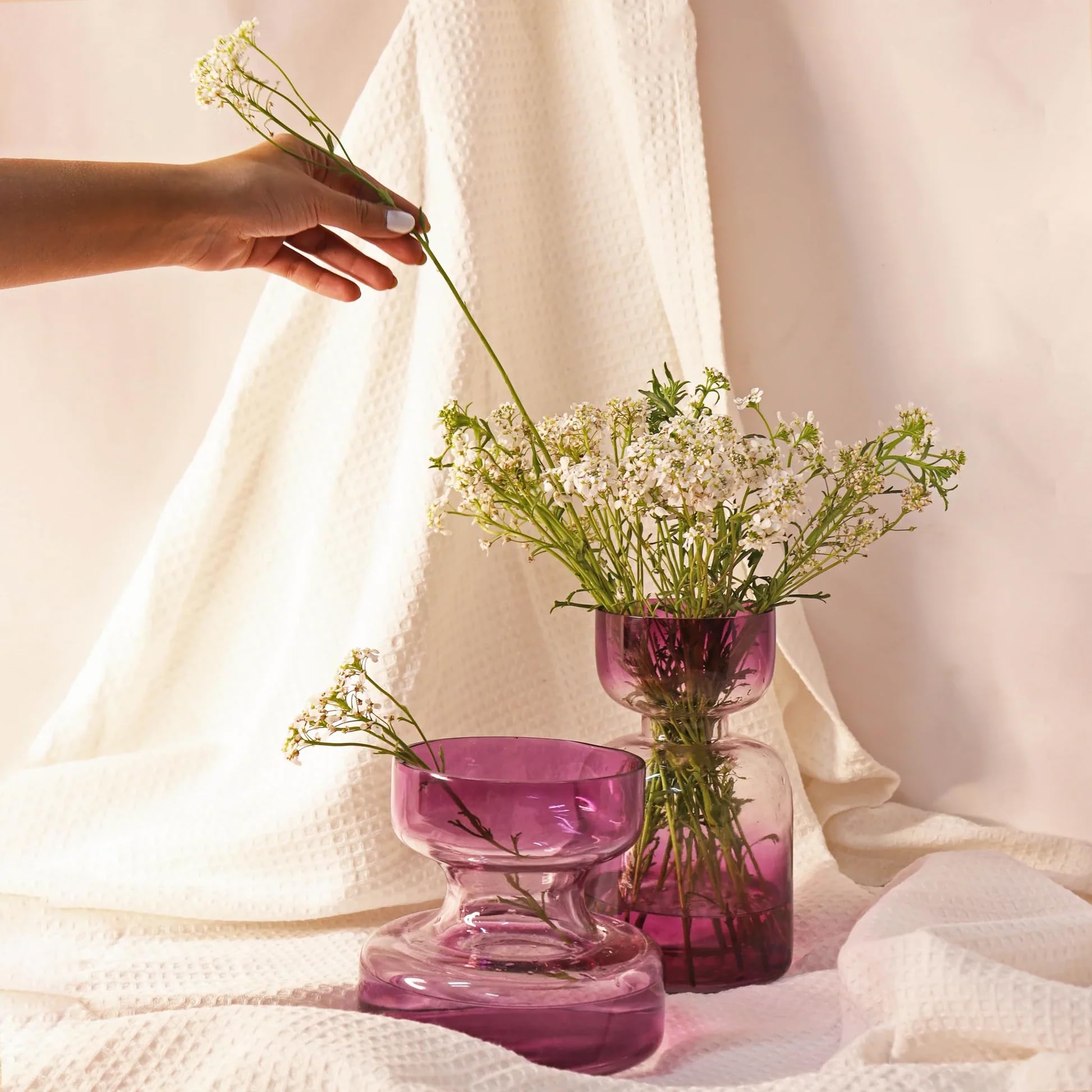 Glasvase in Lilaton – Dekorative Blumenvase aus Glas, kunstvoll handgefertigt, modern & elegant – Für Wohnzimmer, Esstisch & Regaldeko, 2er Set: 13,9cm x 12,7 cm und 20,3cm x 10,1 cm