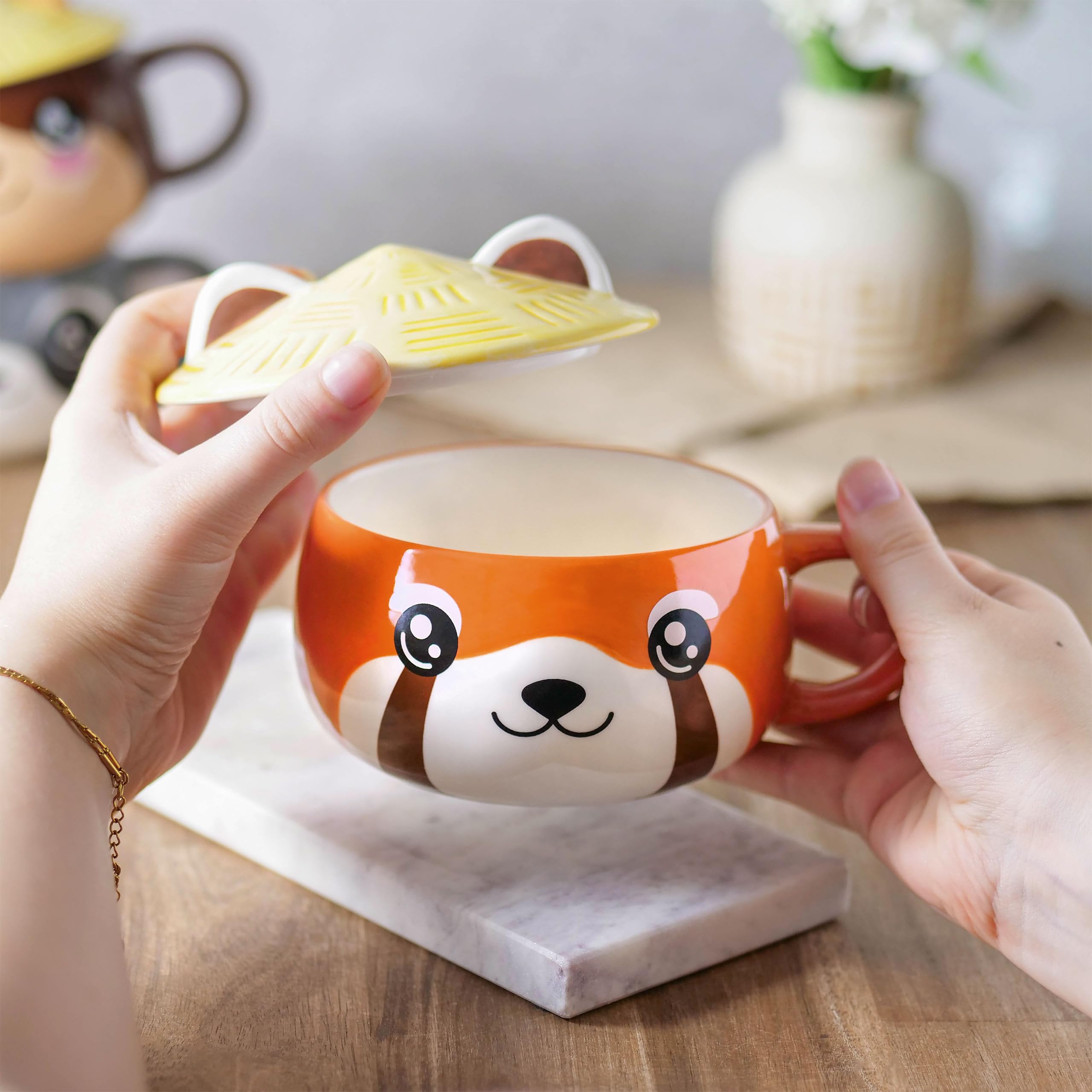 Elbenwald Mug Kawaii Red Panda Design with Lid - Capacity 450 ml, Height 9 cm (with Lid) - in Ceramic Red for Anime Fans - Image 3