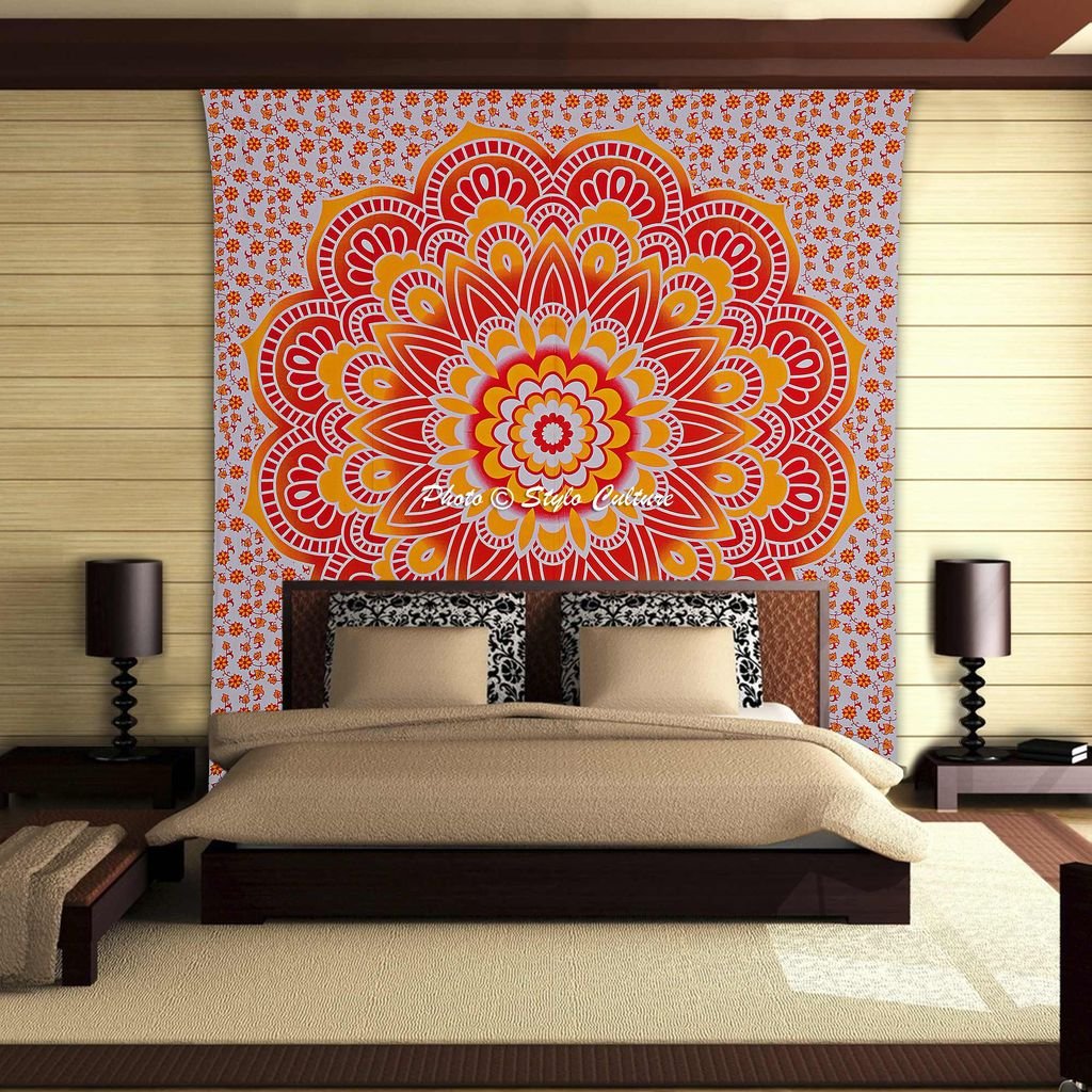 Tapisserie mandala orange pour décoration murale bohème et chaleureuse de salon