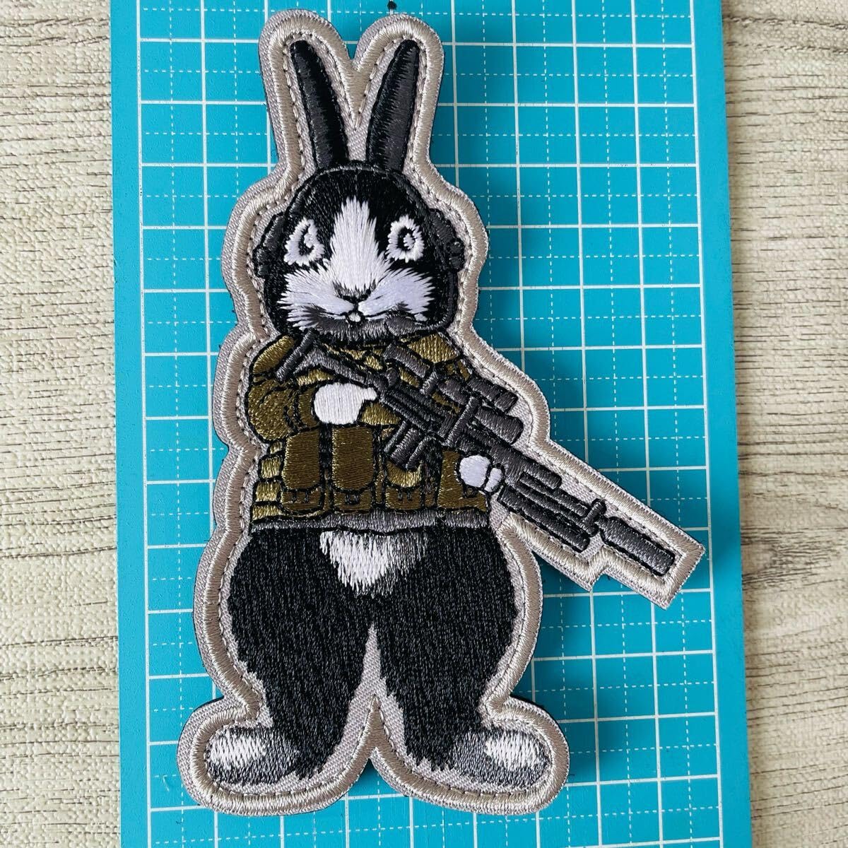 Amazon.co.jp: うさぎ 米兵 ウサギ ブラック345刺繍ワッペン ベルクロ