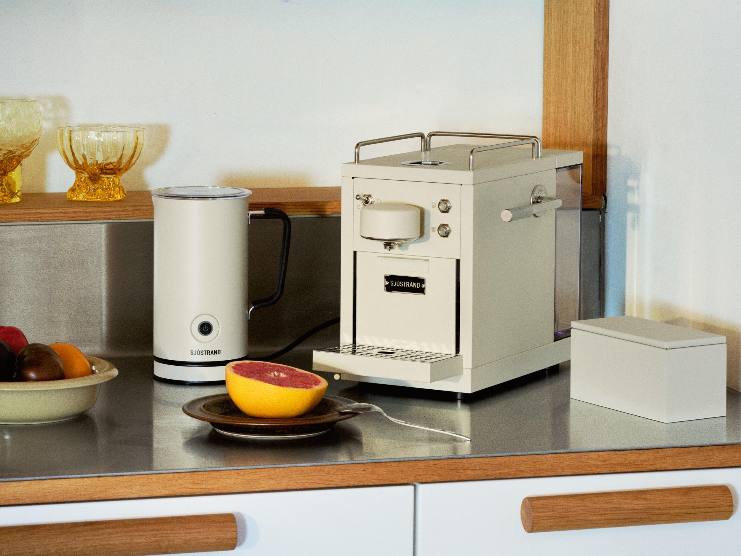 La cafetera original 2 en beige – máquina de cápsulas compatible con Nespresso®, carcasa de acero inoxidable, diseño escandinavo, duradero y reparable