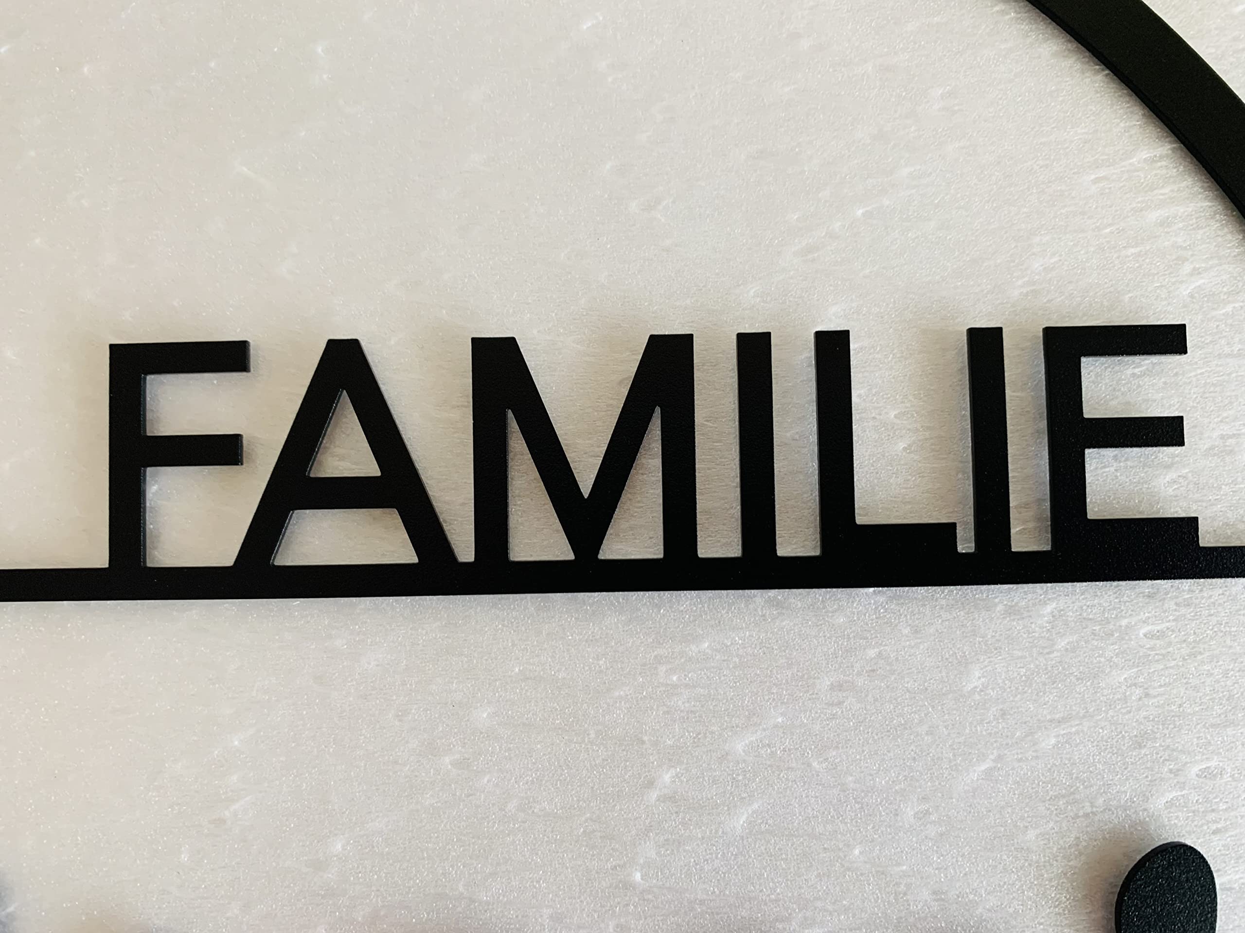 Personalisierter Türkranz aus Metall mit Familiennamen für Wand | Mit individuellem Nachnamen, Aufhängelöchern sowie mehreren Größen und Farben für den Innen- und Außenbereich (Design 1)