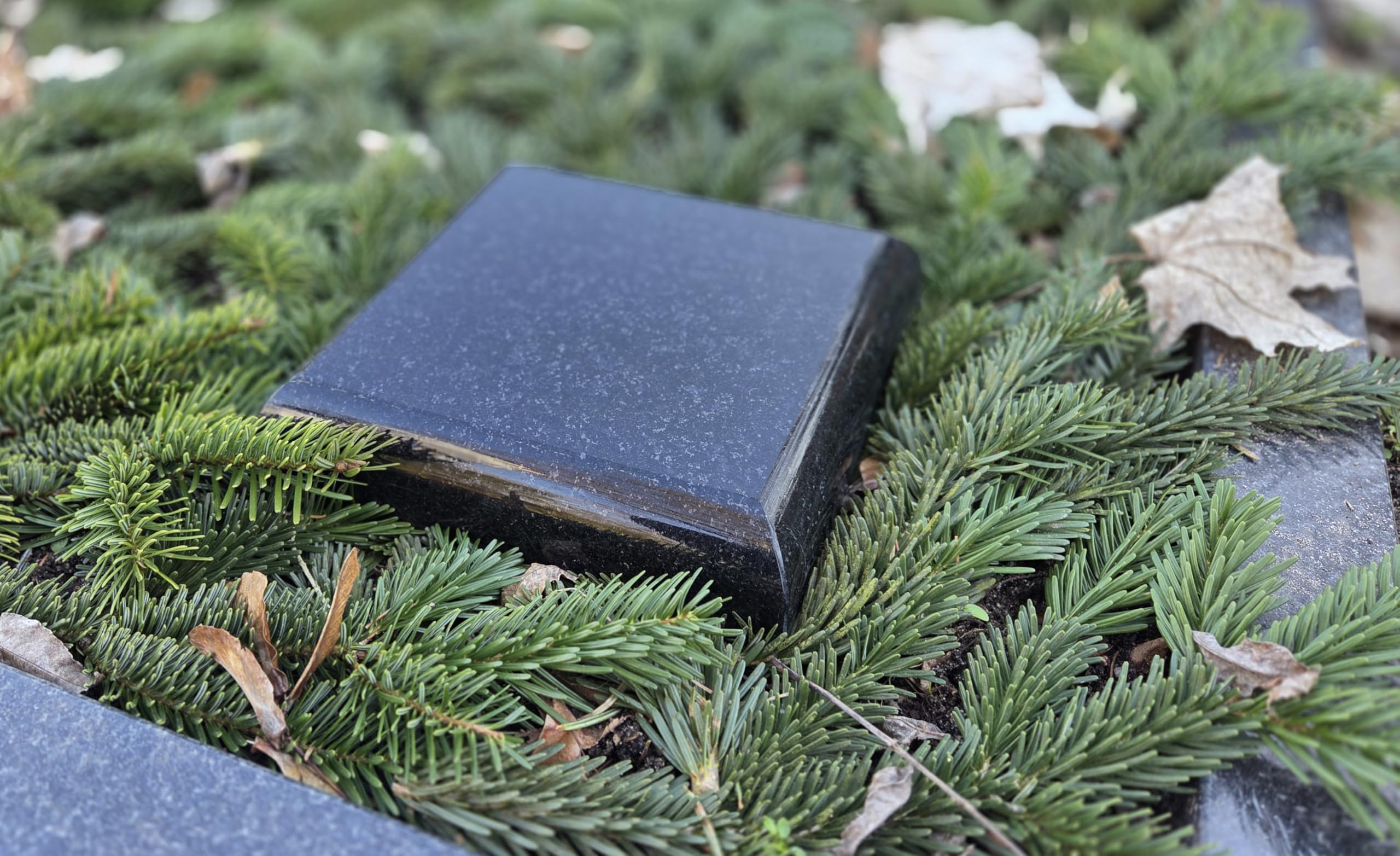 Lampen und Vasensockel eckig 20x20x6 cm aus Schwedisch Black Handmade Granitsockel für Grablaterne Vasen