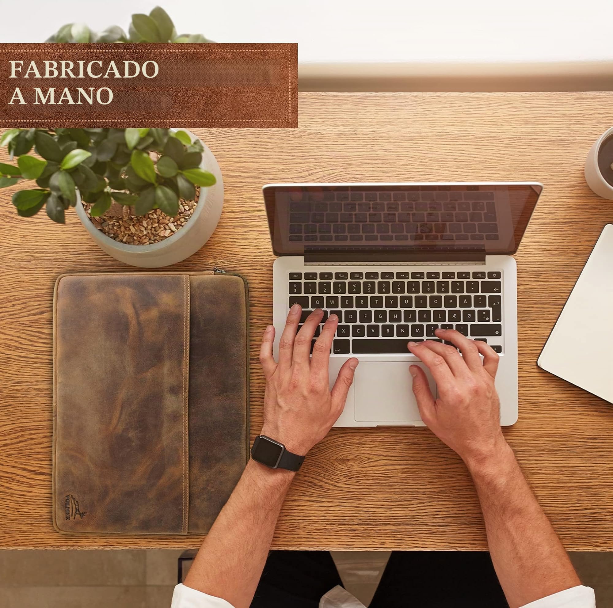Fa.Volmer ® Funda vintage de piel de búfalo acolchada para MacBook Pro, Microsoft Surface I iPad funda I Tablet funda I aspecto vintage, Marrón, natural