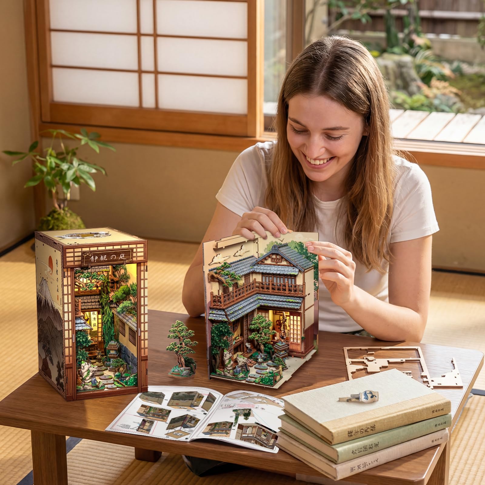 CUTEBEE Book Nook Kit - Kit de Casa de Muñecas para Adultos, Casa Miniatura Japonesa con Luz LED, Decoración para Estantería, (Serene Courtyard)