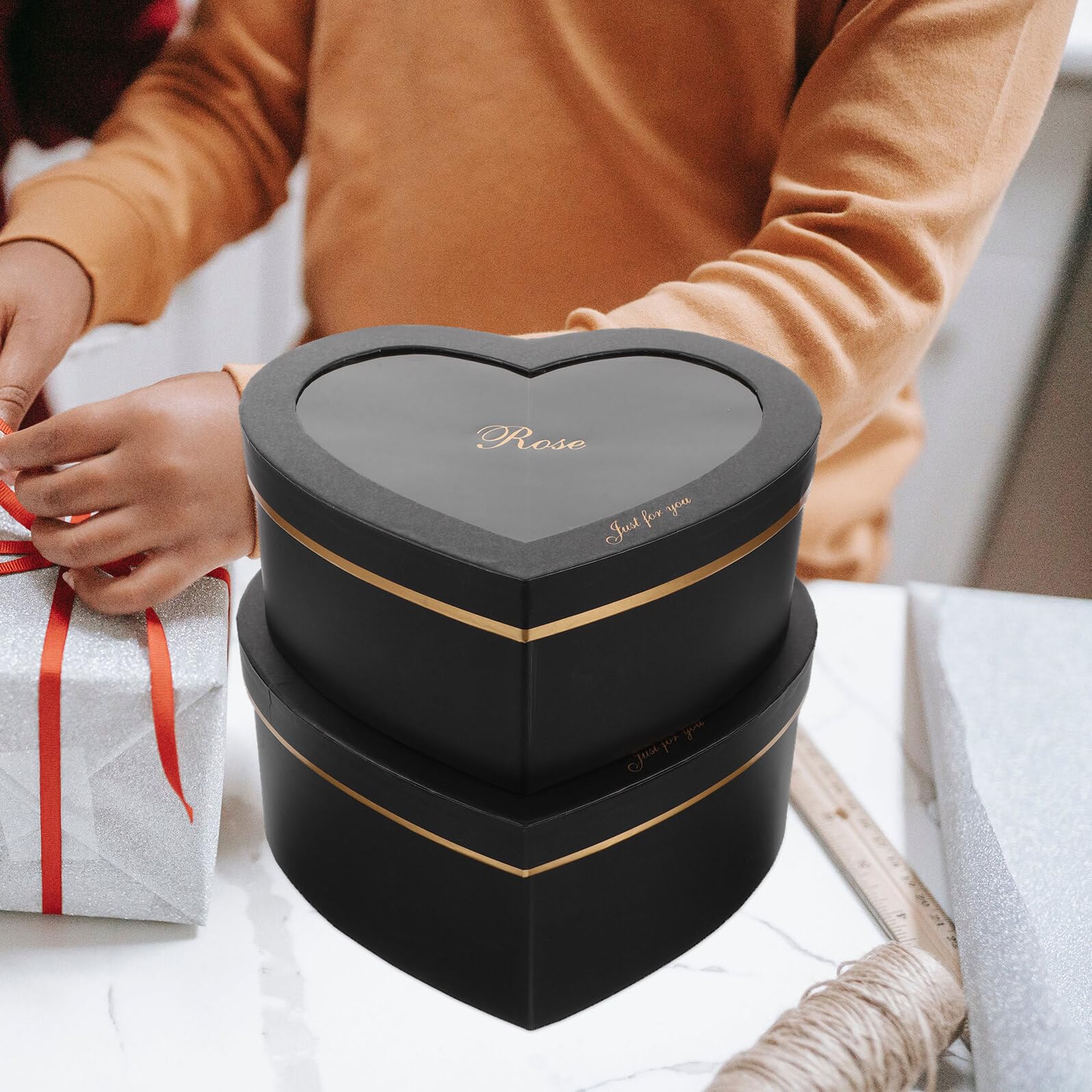 BCOATH 2 Stück Herzförmige Geschenkboxen aus Schwarzem Karton mit Sichtfenster Stapelbare Pappschachteln für Valentinstag Selbstgemacht Blumenkästen für Parfum Make Up und Blumen