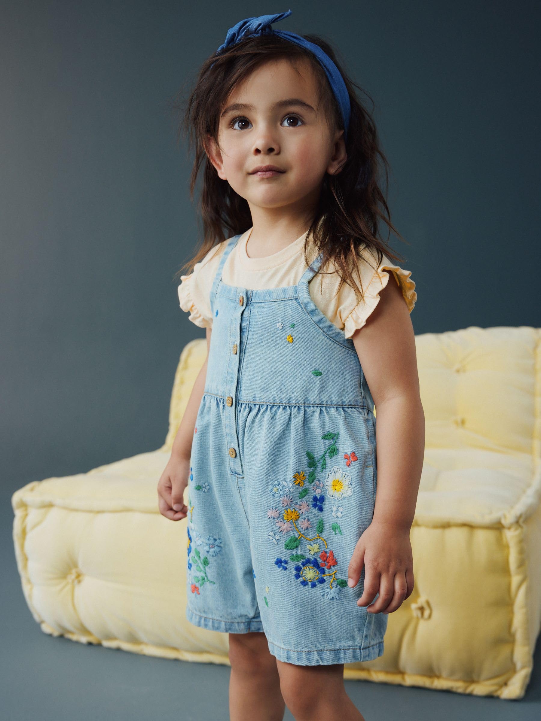 NEXT Ragazza Salopette corta e t-shirt in denim con ricami floreali