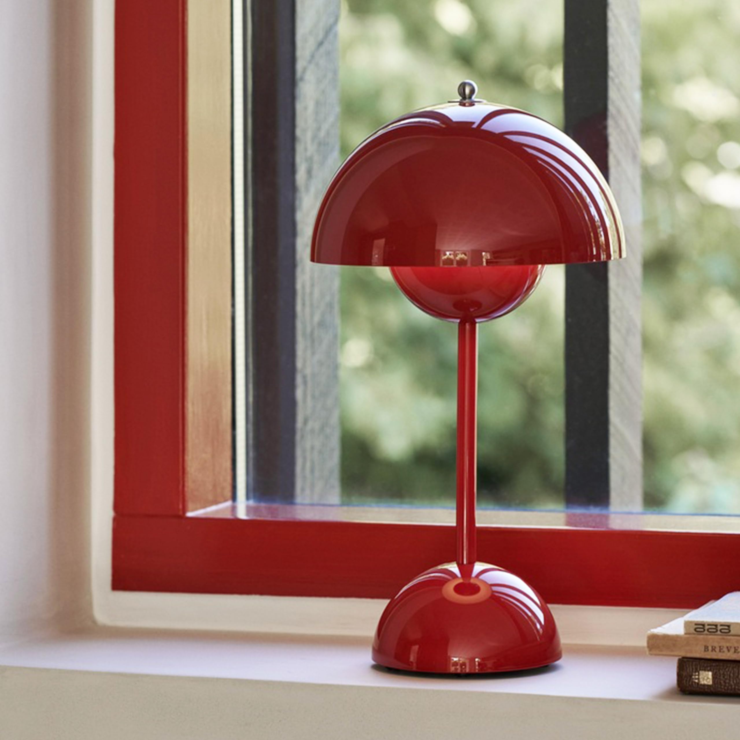 Lámpara de mesa LED Milan, forma de seta, inalámbrica, recargable 5000 mAh, color rojo, intensidad regulable y 3 temperaturas de color. IP44. Cable USB y enchufe UE incluidos.