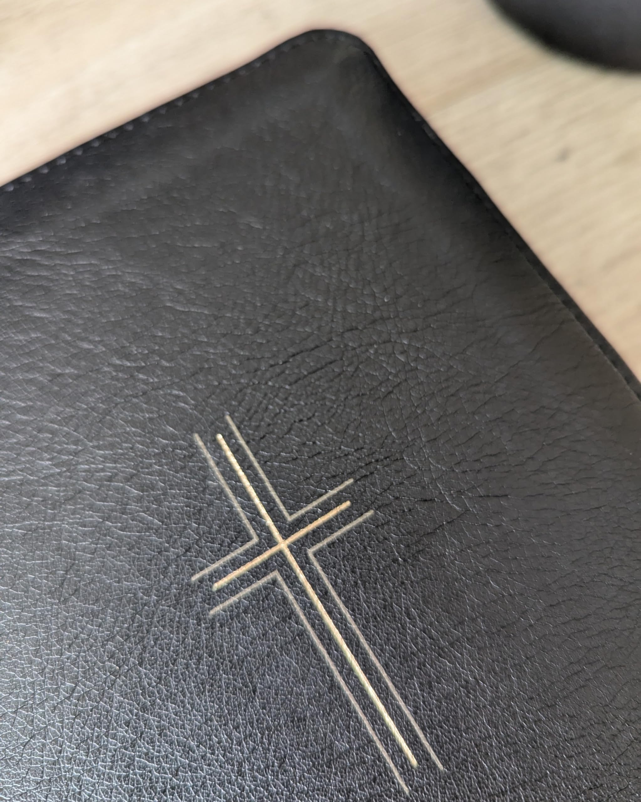 NLT Compact Giant Print Zipper Bible, Filament Enabled (Leatherlike, Black Cross, Red Letter): New Living Translation, Black Cross, Leatherlike, ... Letter, With Ribbon Marker and Zip Fastener