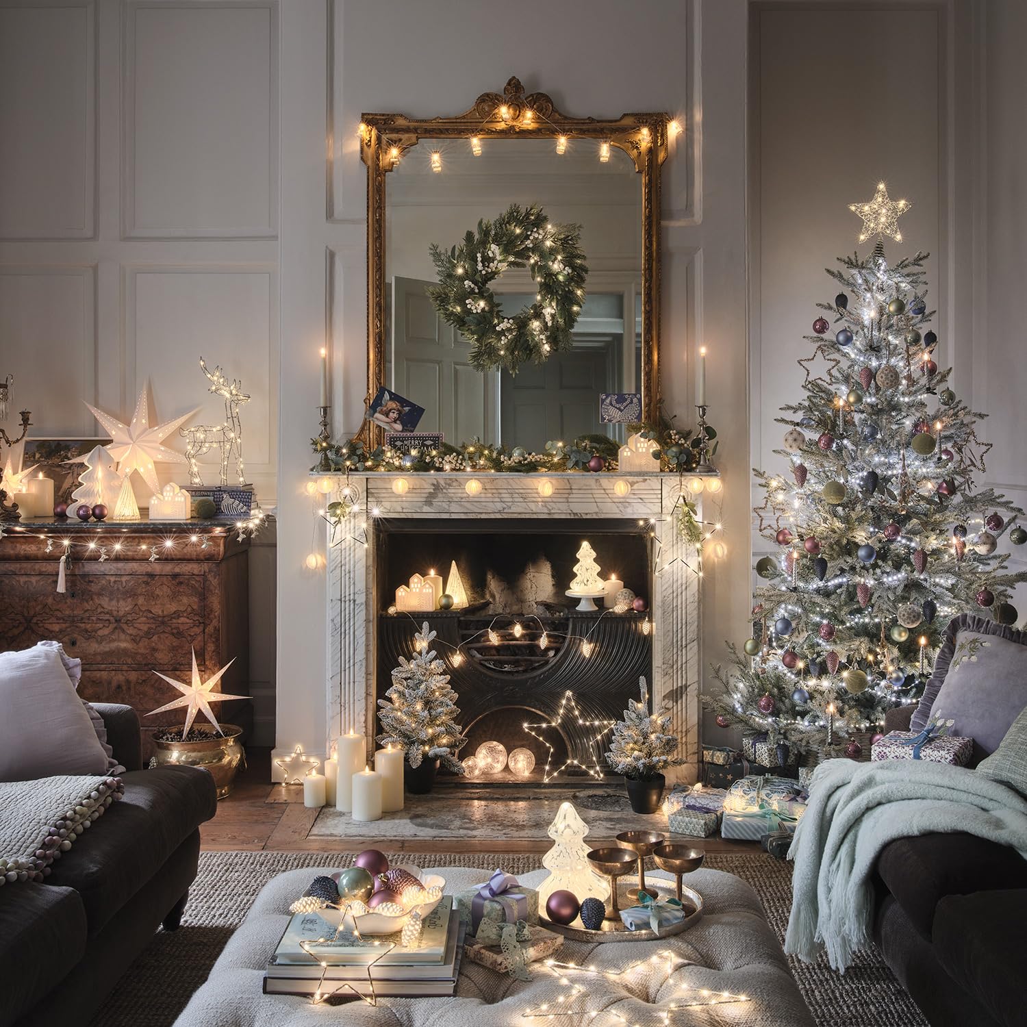 Lights4fun Beleuchteter Türkranz mit künstlichem Tannengrün & weißen Beeren | mit 50 warmweißen LEDs | batteriebetrieben & mit Timer | Weihnachten Winter | ø 50 cm | grün/weiß