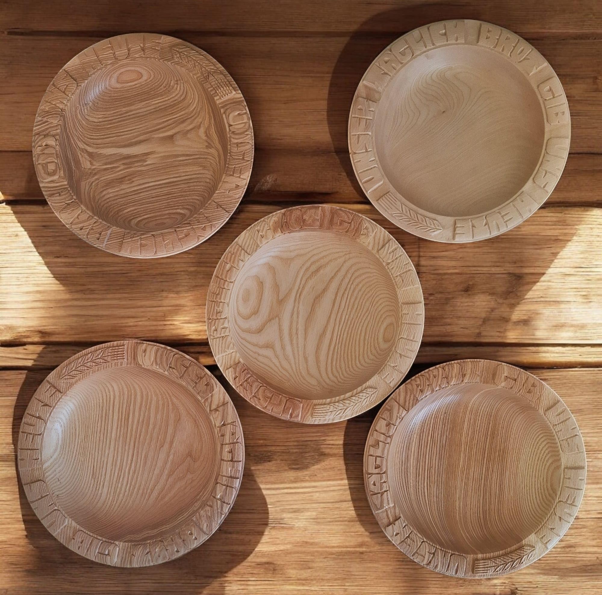 Talerz na chleb ok. 30-32 cm czereśnia ręcznie rzeźbiony, z ręcznie wyrzeźbionym tekstem nasz codzienny chleb GIB NAJMY I chleb, wysokość ok. 4-4,5 cm, nadaje się do kontaktu z żywnością, woskowany wosk pszczeli, wykonany w snycerstwie Bley Empfertshausen