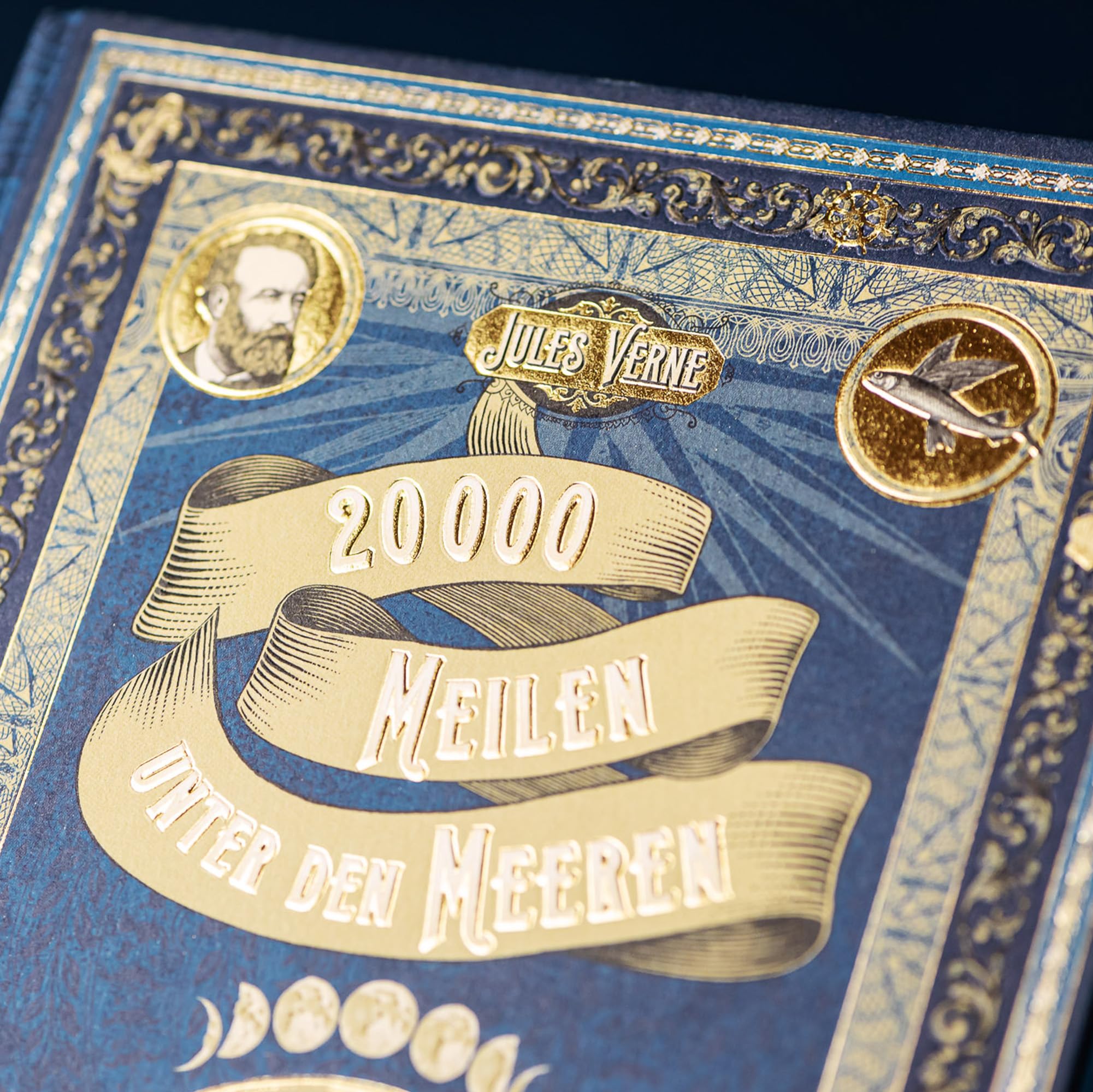 Jules Verne Buch-Set – 3 Große Schmuckausgaben: "Reise zum Mittelpunkt der Erde", "In 80 Tagen um die Welt" & "20.000 Meilen unter den Meeren" + Page Overlay - Klassiker in Hardcover Edition