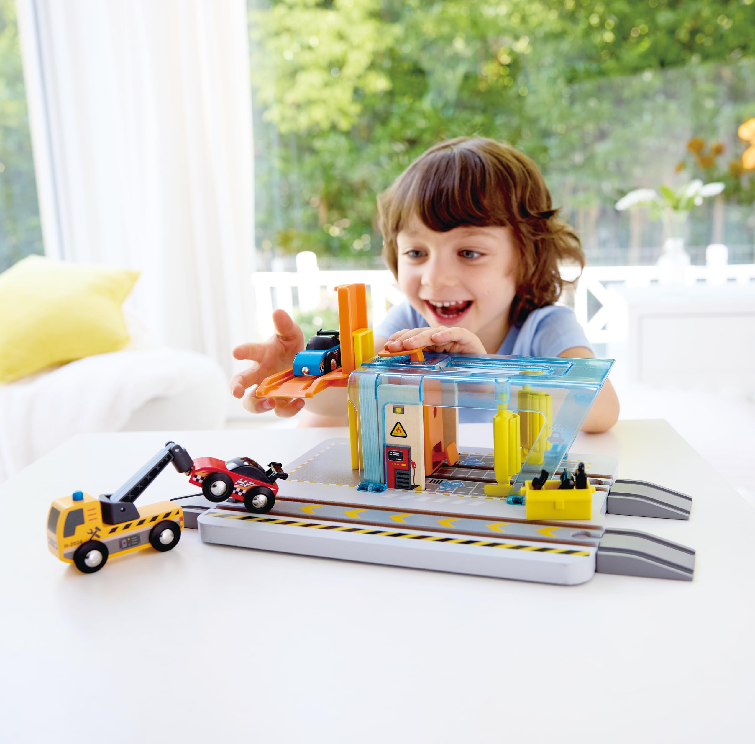 Station de Lavage et d'atelier Hape | Laver et réparer Les Voitures | Jouet interactif pour Enfants
