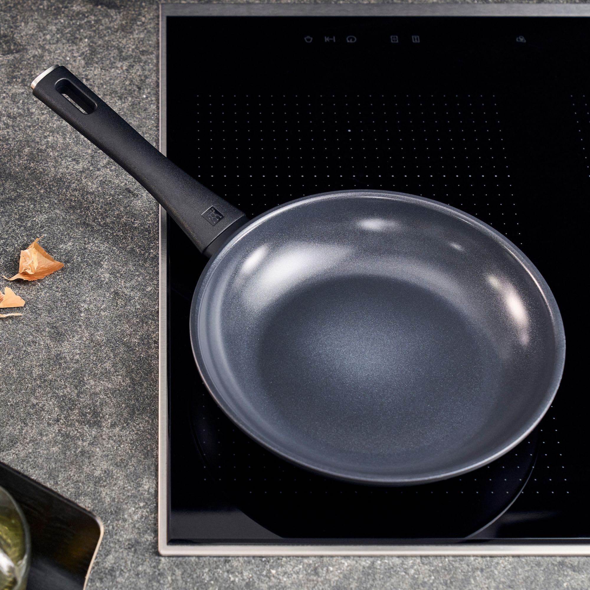 ZWILLING Madura Plus - Sartén (28 cm, aluminio antiadherente, cerámica, resistente a los arañazos, apta para inducción), color negro