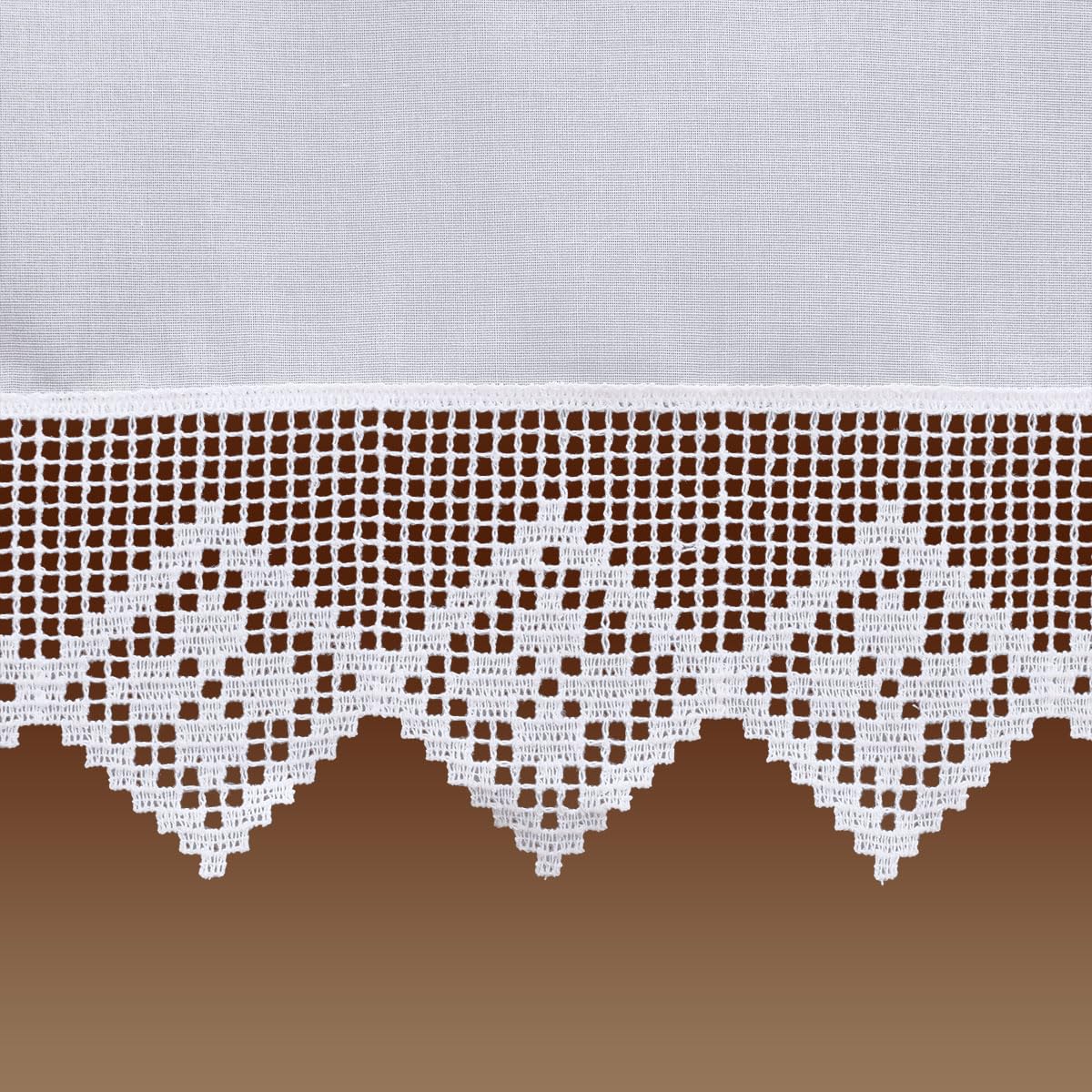 Feenhaus-Scheibengardine Lydia Vogtländische Spitze in weiß | Landhaus-Spitzengardine in geometrischer Häkelmusteroptik | fein gestickter Scheibenhänger mit Blumenmuster Höhe x Breite 47 x 67 cm