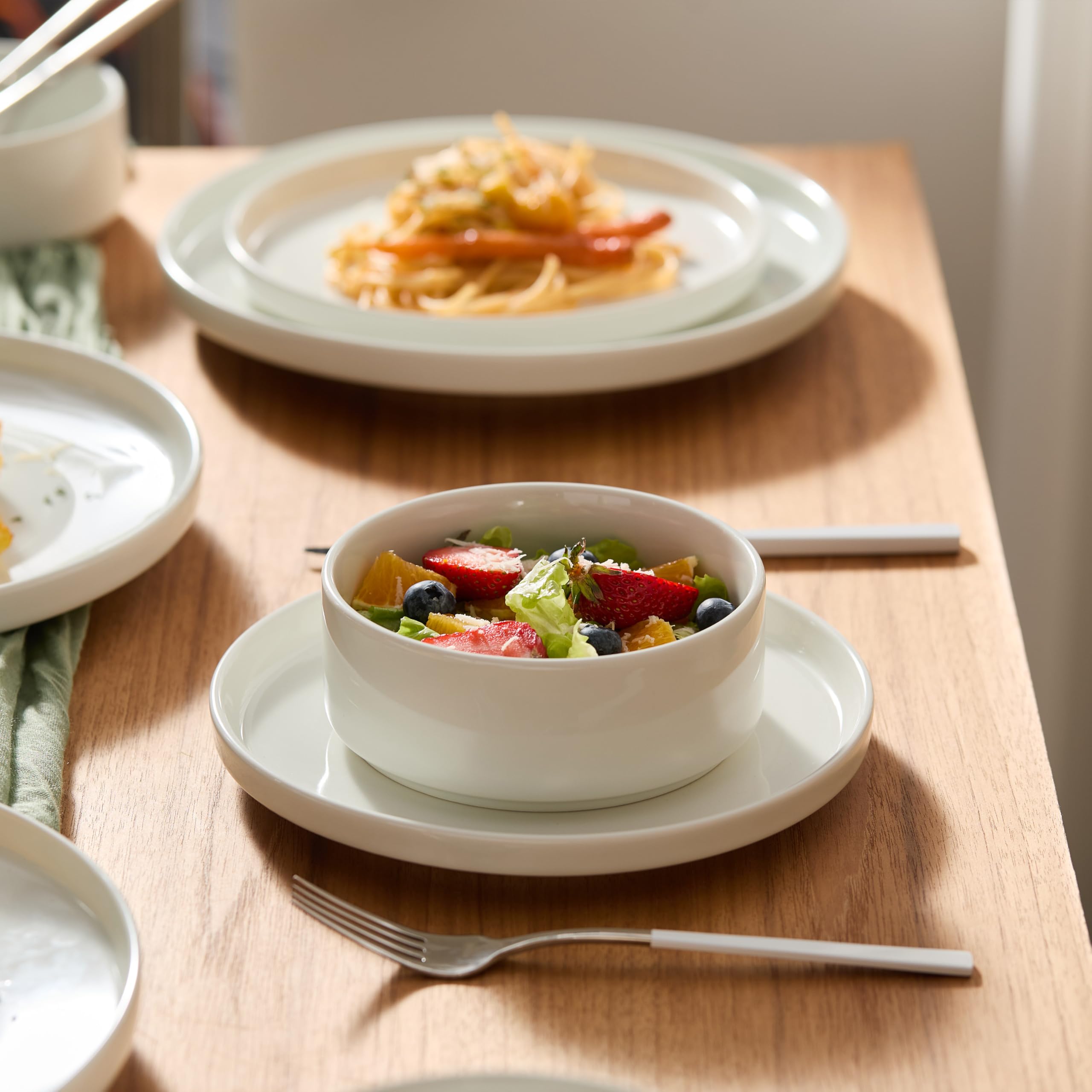 Jiwoo Geschirr Set & Tafelservice 18 TLG für 6 Personen, Modern Bone China | Mit Speise-, Desserttellern & Müslischalen – platzsparend stapelbar, mikrowellen- & spülmaschinengeeignet