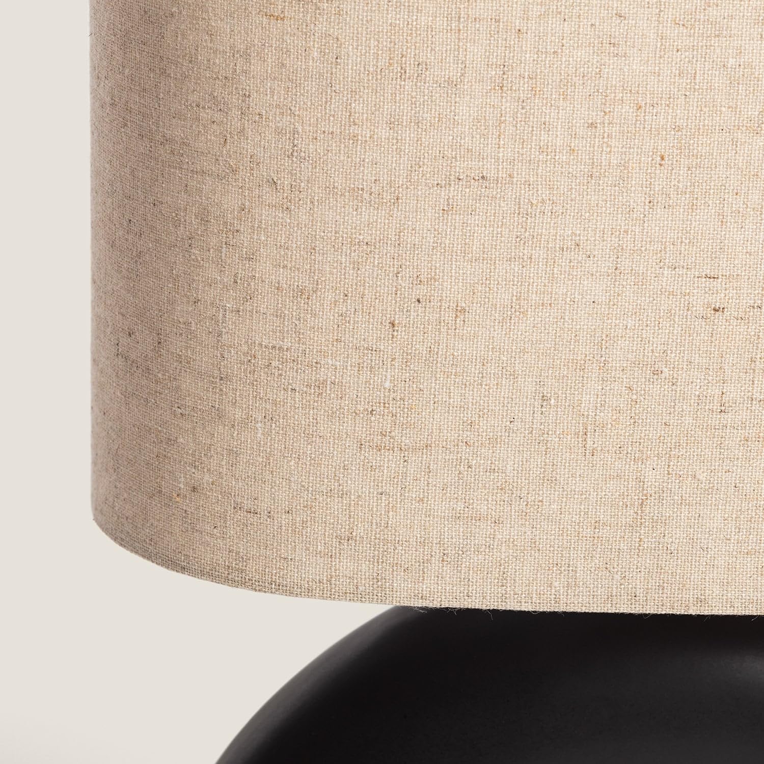 LEDKIA Lámpara de Mesa Cerámica y Tela Callie Negro | Base de Cerámica y Pantalla de Tela | Iluminación Máxima 40W | Uso Interior IP20 | Dimensiones Compactas