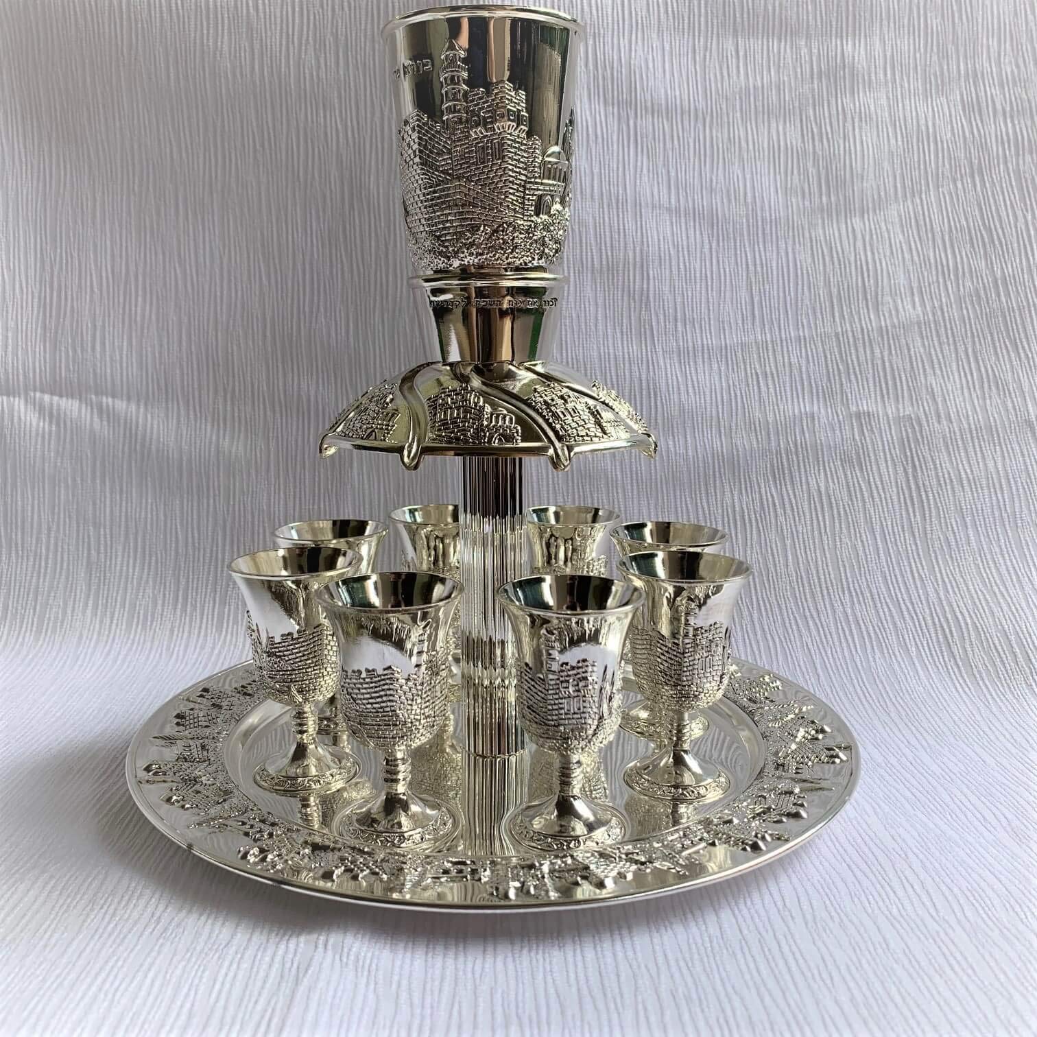 Fontaine à vin intercalaire Kiddouch et 8 gobelets Plaqué argent œil Jérusalem