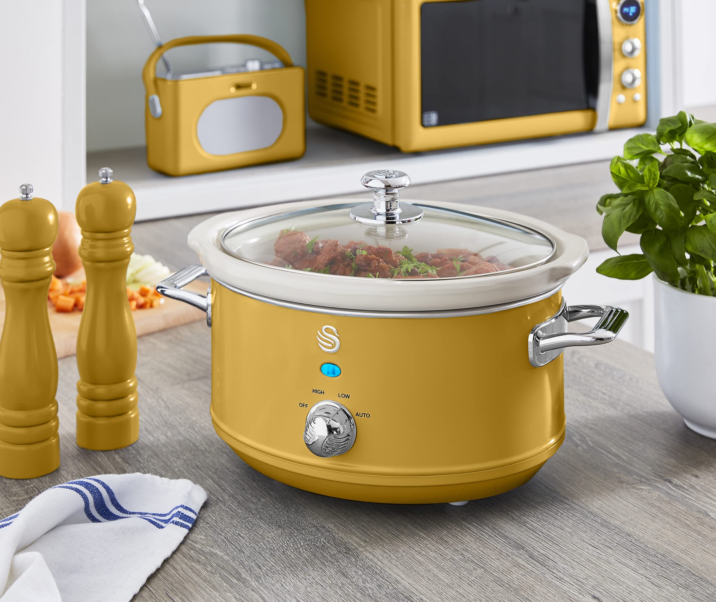 Swan Retro SF17021YELNEU Slow Cooker 3,5L Contenitore di Cottura Rimovibile, Ceramic Non-Stick PFOA & PTFE Free, 3 Livelli di Temperatura, Coperchio di Vetro, Design Vintage, Giallo, 200W